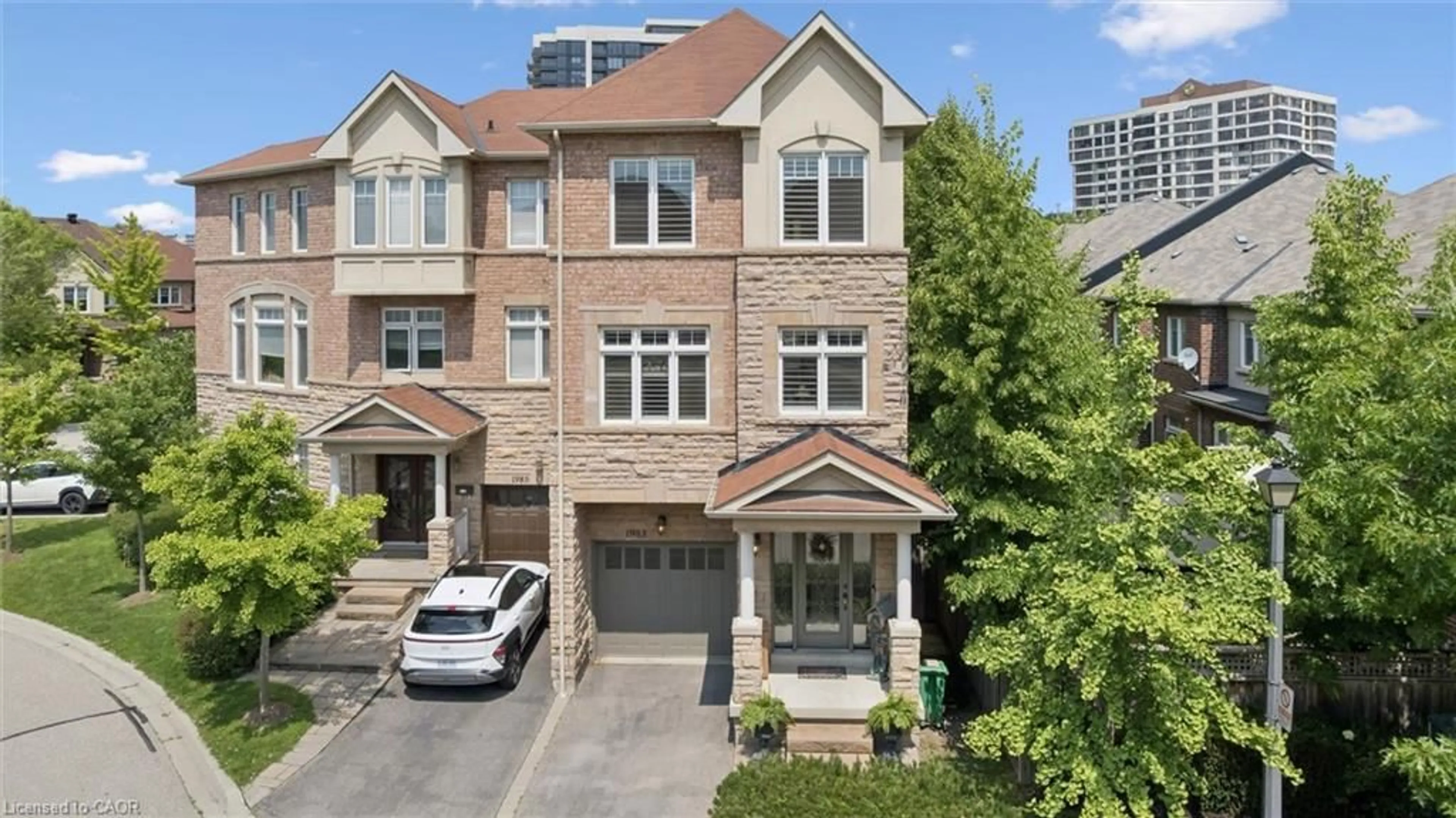 A pic from outside/outdoor area/front of a property/back of a property/a pic from drone, street for 1983 Rackus Cres, Mississauga Ontario L5J 0A6