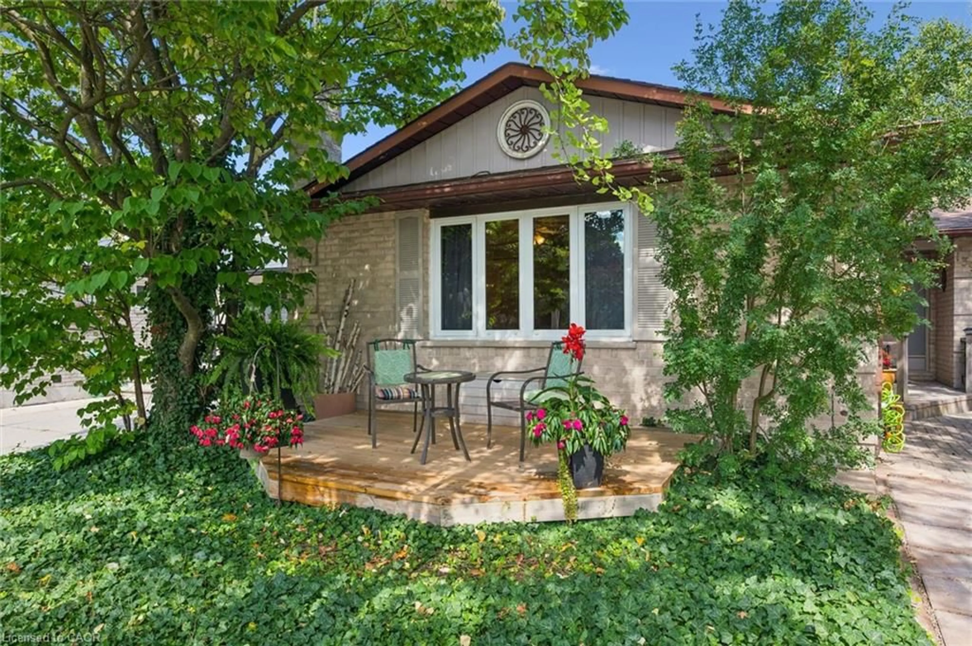 Patio, street for 139 Westvale Dr, Waterloo Ontario N2T 1B6