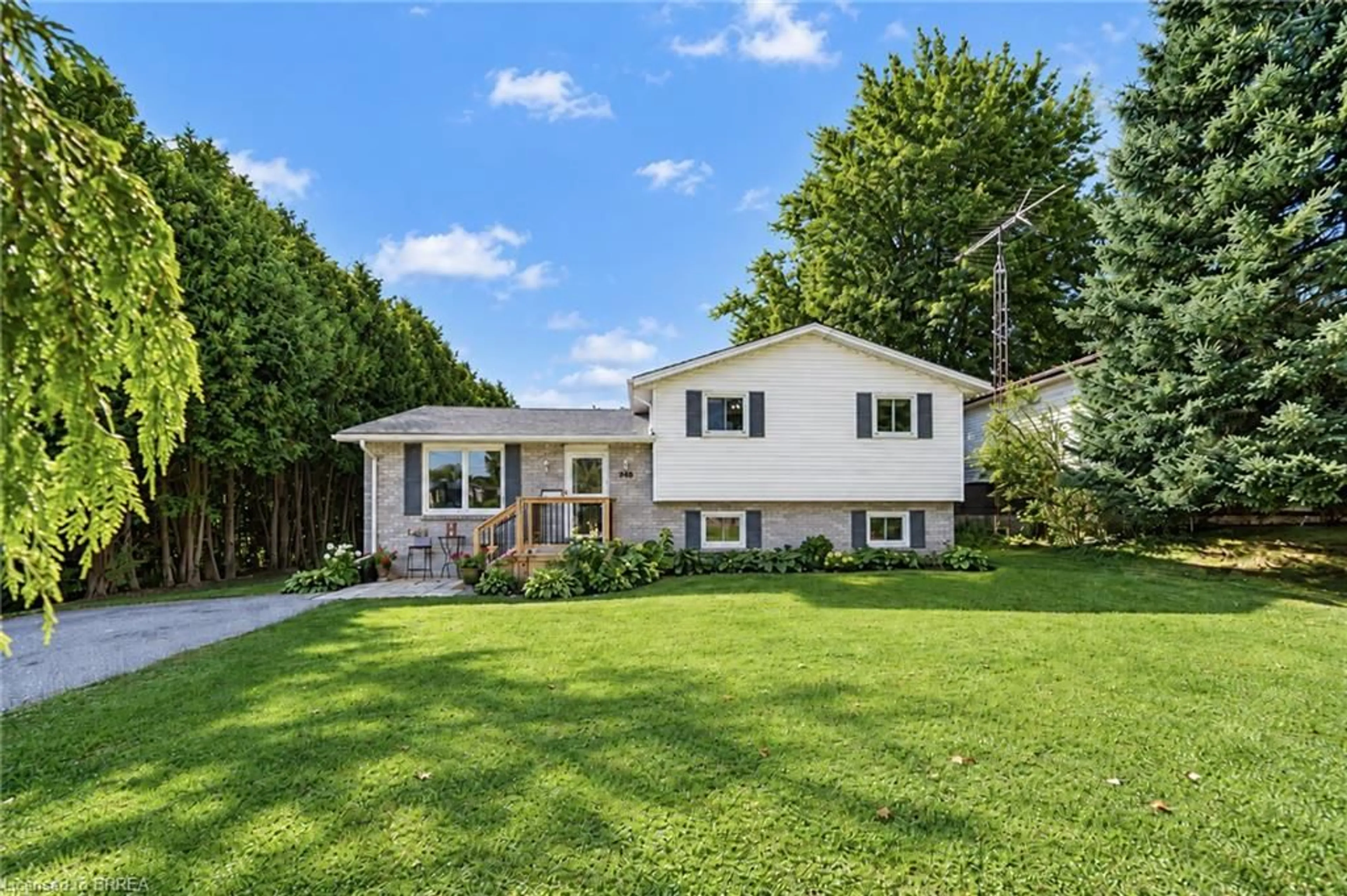 Home with vinyl exterior material, street for 218 Mechanic St, Waterford Ontario N0E 1Y0
