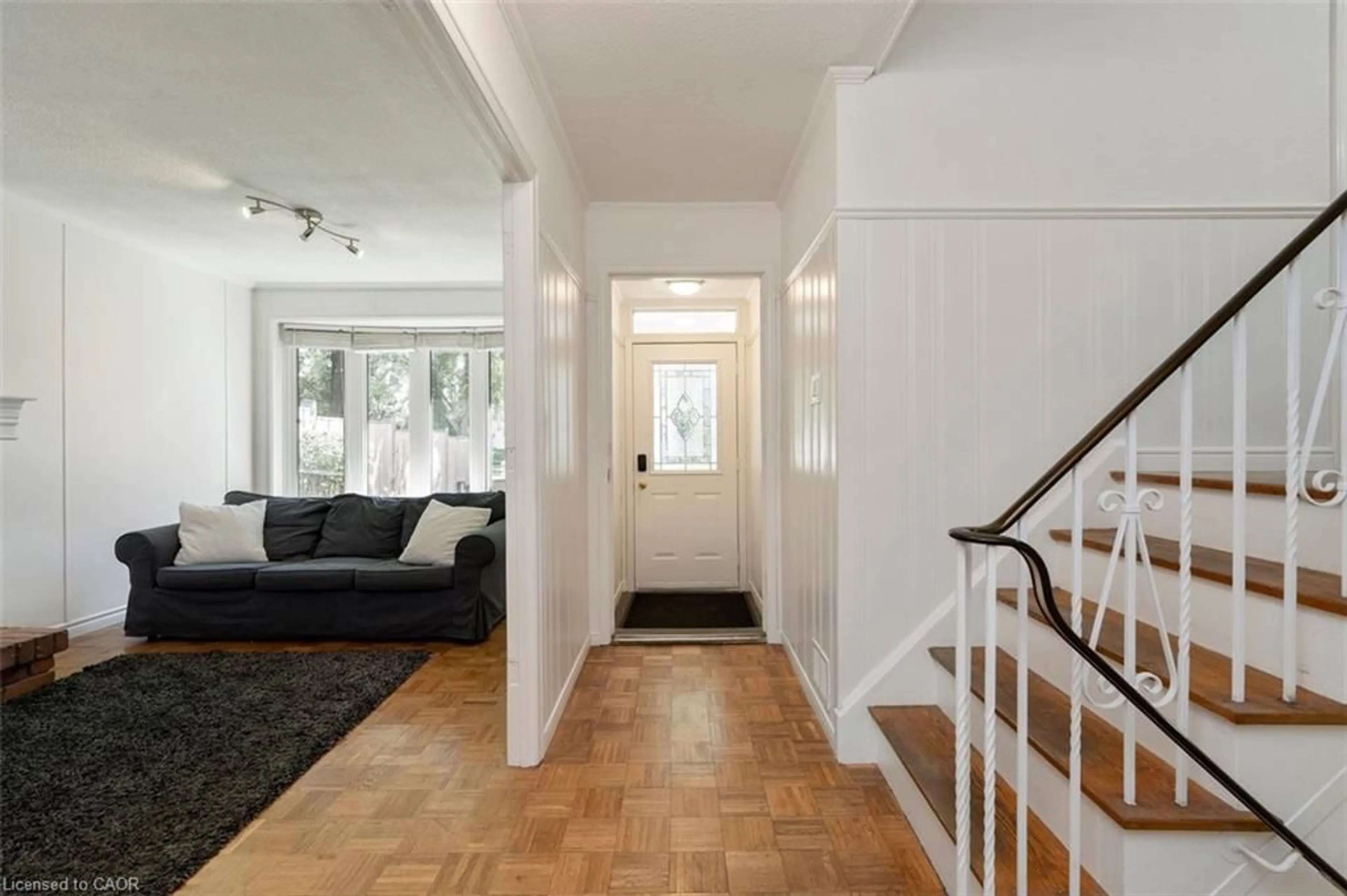 Indoor foyer for 5081 Brady Ave, Burlington Ontario L7L 3X5
