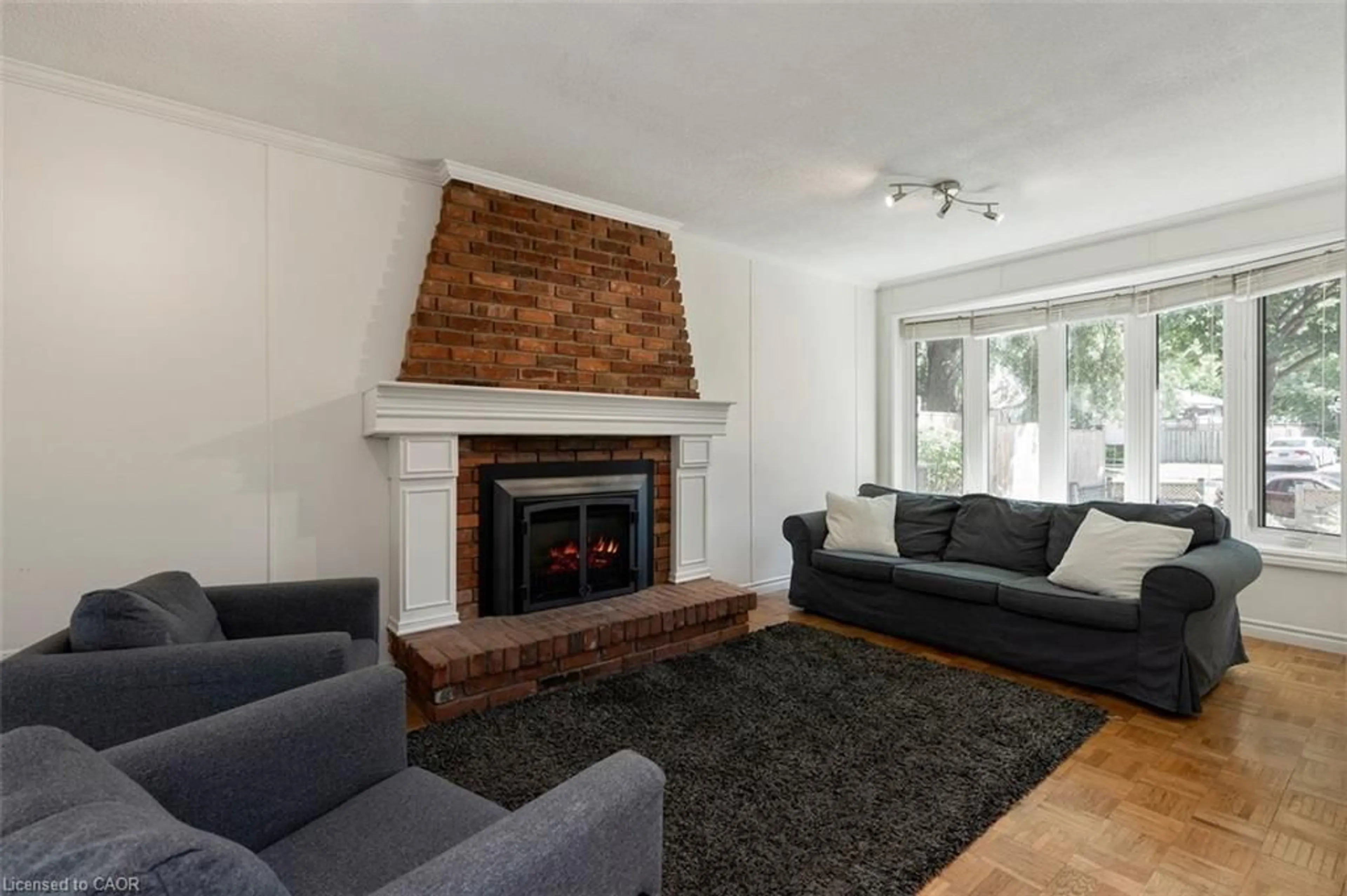 Living room with furniture, unknown for 5081 Brady Ave, Burlington Ontario L7L 3X5
