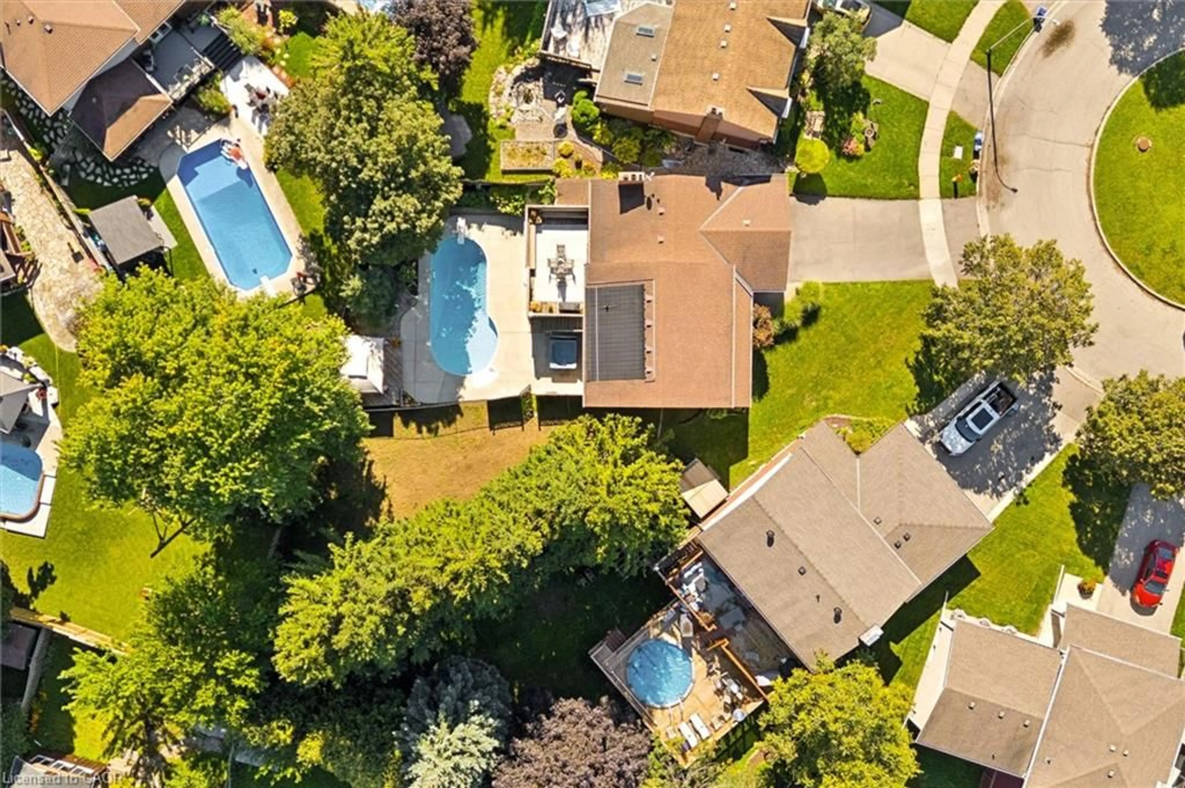 A pic from outside/outdoor area/front of a property/back of a property/a pic from drone, street for 60 Cherrytree Crt, Kitchener Ontario N2N 1L9