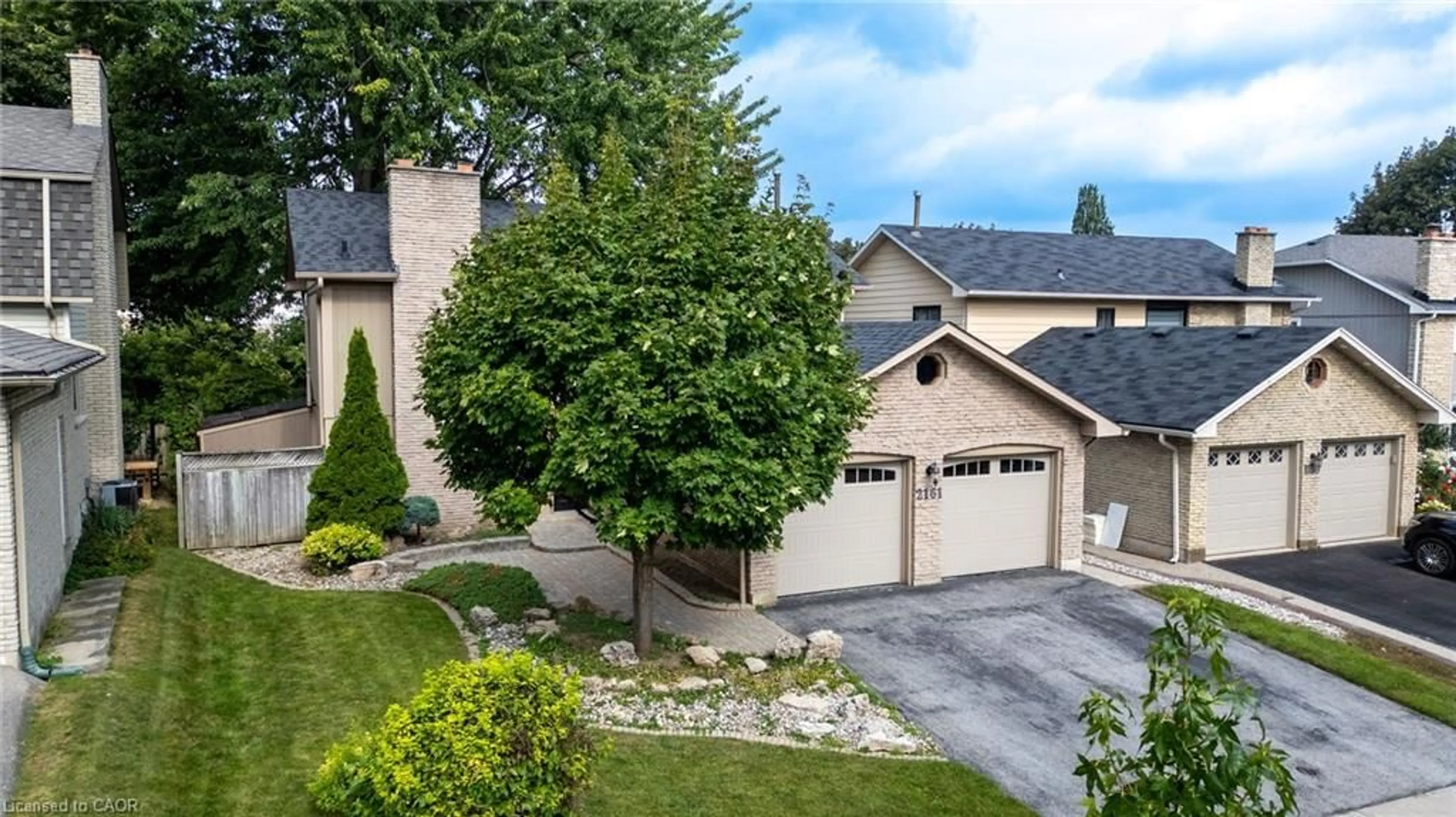 A pic from outside/outdoor area/front of a property/back of a property/a pic from drone, street for 2161 Devlin Dr, Burlington Ontario L7P 3C6