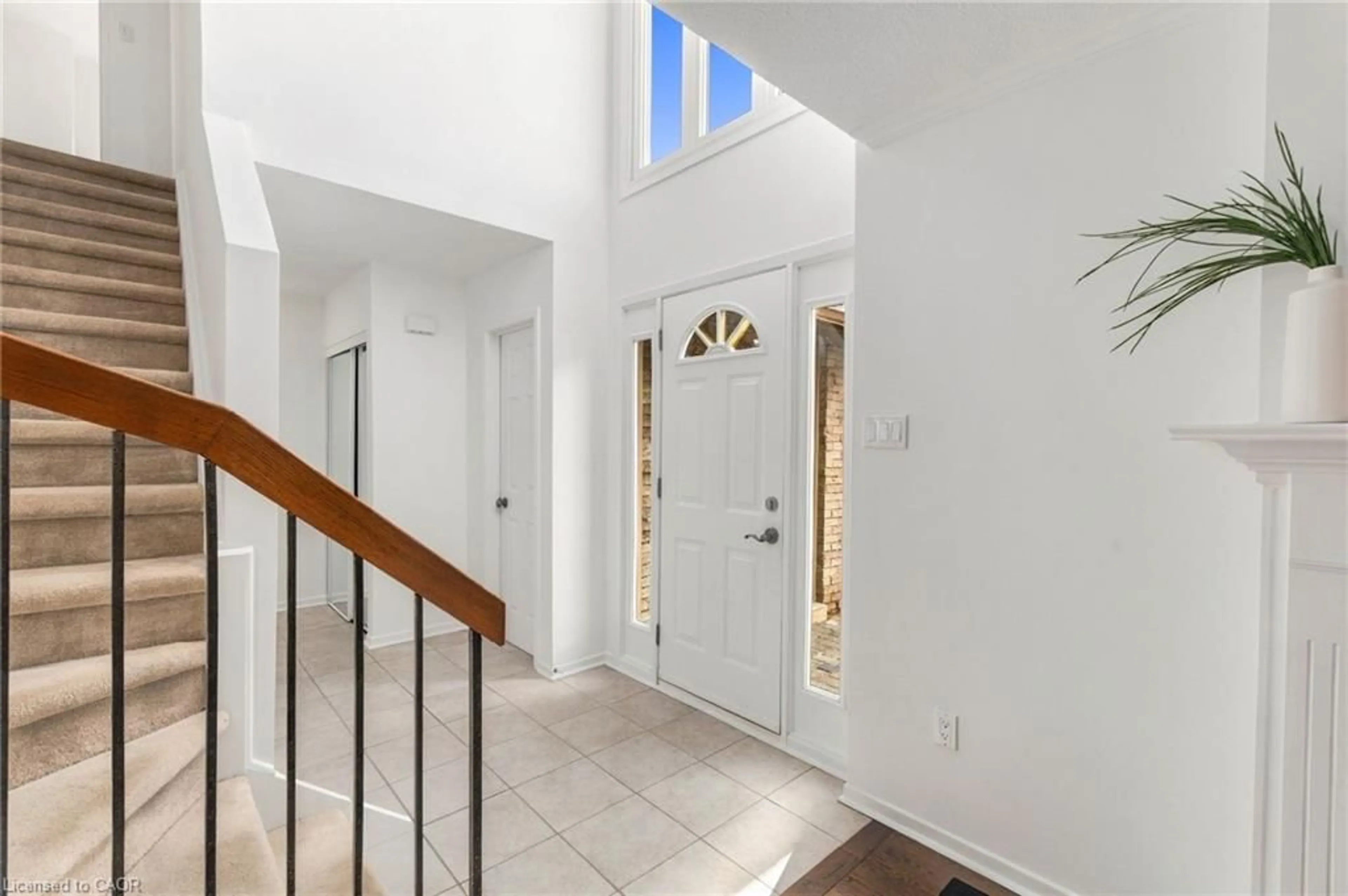 Indoor entryway for 2161 Devlin Dr, Burlington Ontario L7P 3C6