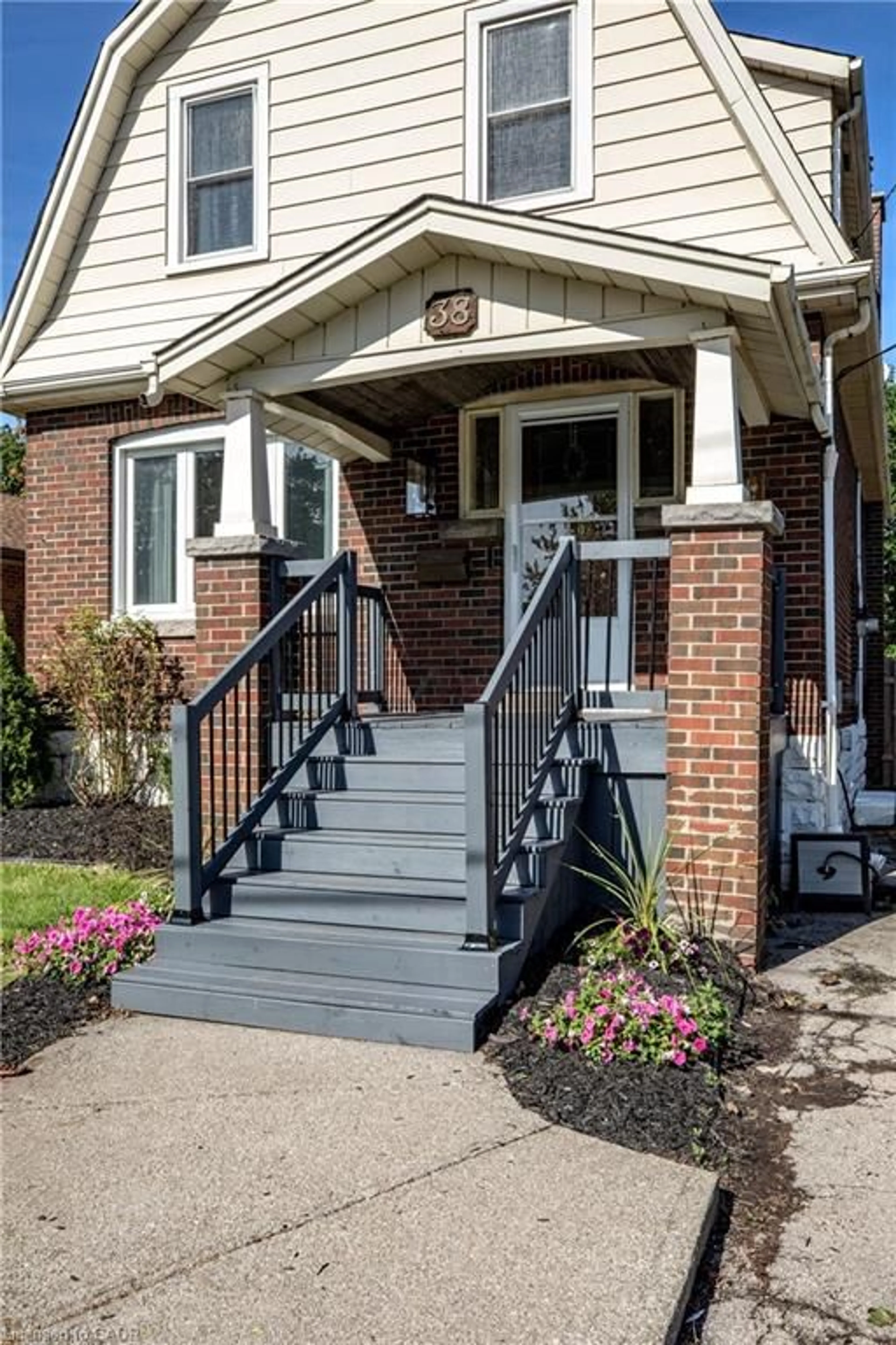 Unknown for 38 East 17th St, Hamilton Ontario L9A 4M1