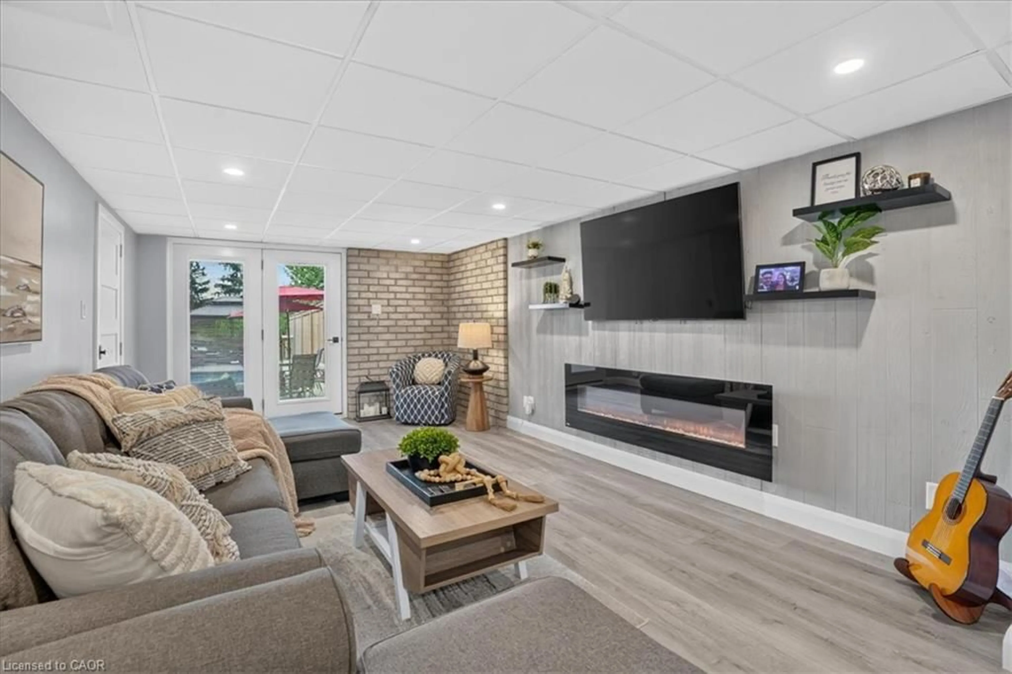 Living room with furniture, unknown for 23 Briar Knoll Dr, Kitchener Ontario N2E 1X9