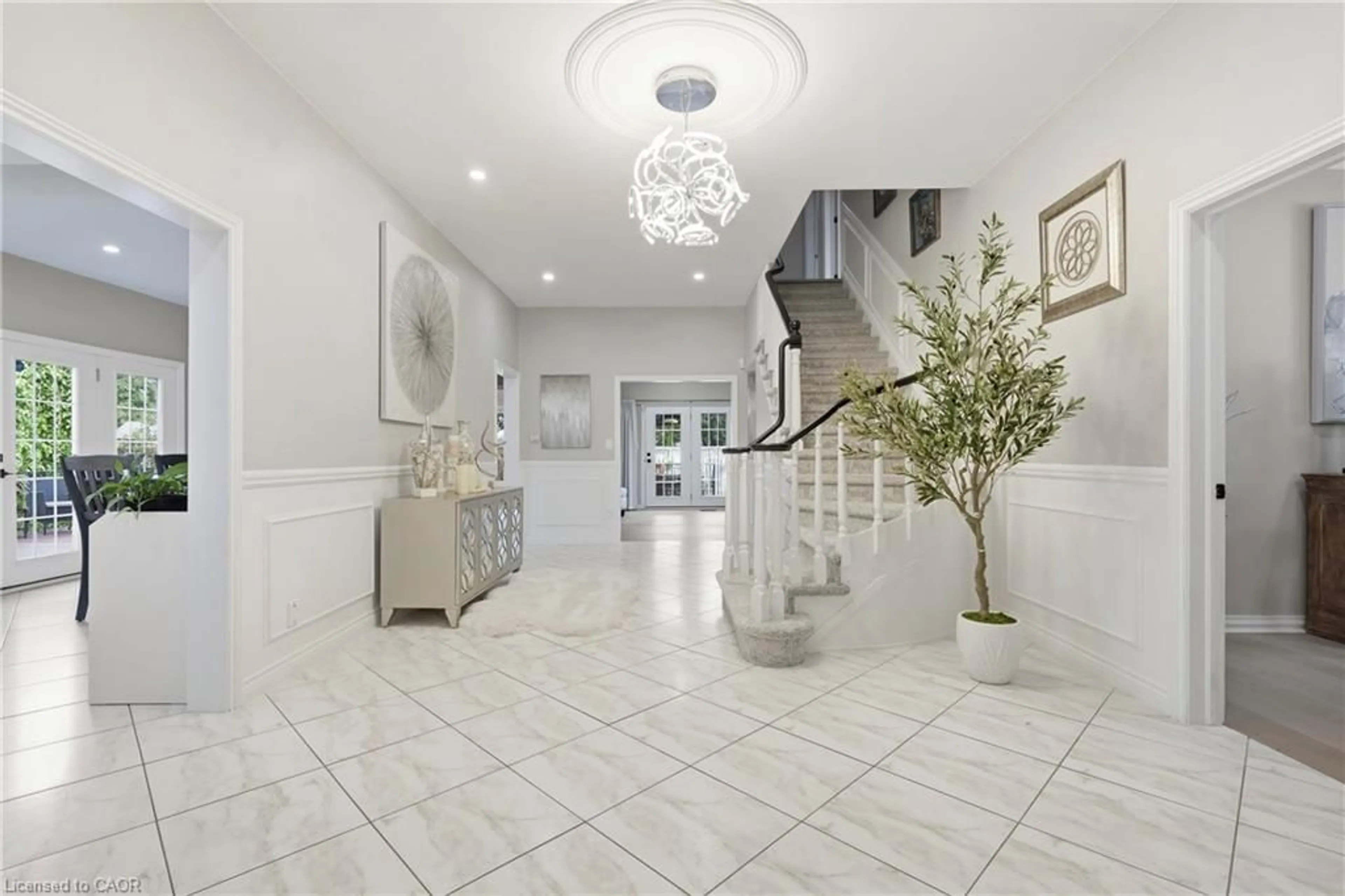 Indoor foyer for 7105 York Dr, Niagara Falls Ontario L2E 7A1