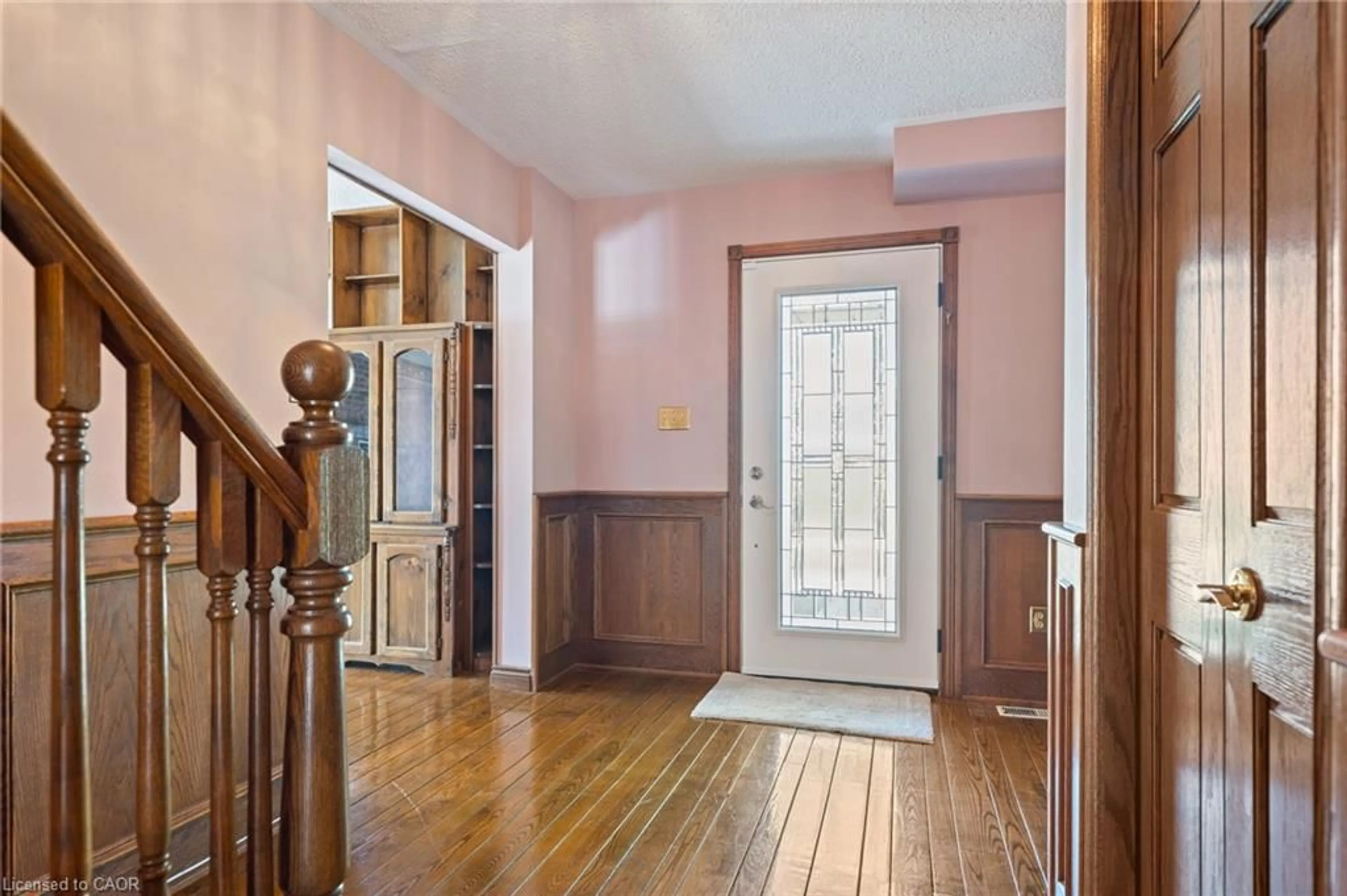 Indoor foyer for 354 Mechanic St, Waterford Ontario N0E 1Y0