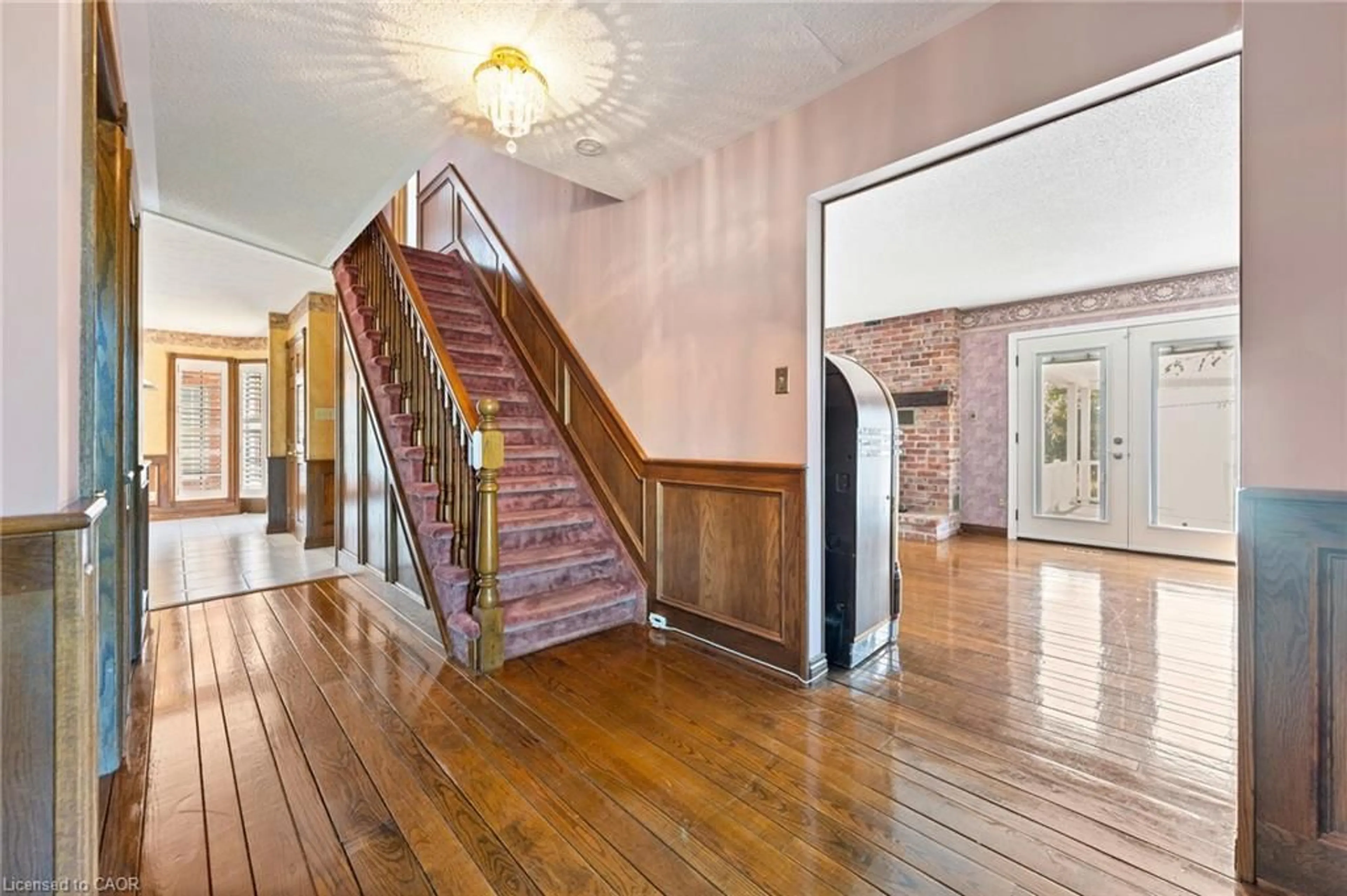 Indoor foyer for 354 Mechanic St, Waterford Ontario N0E 1Y0