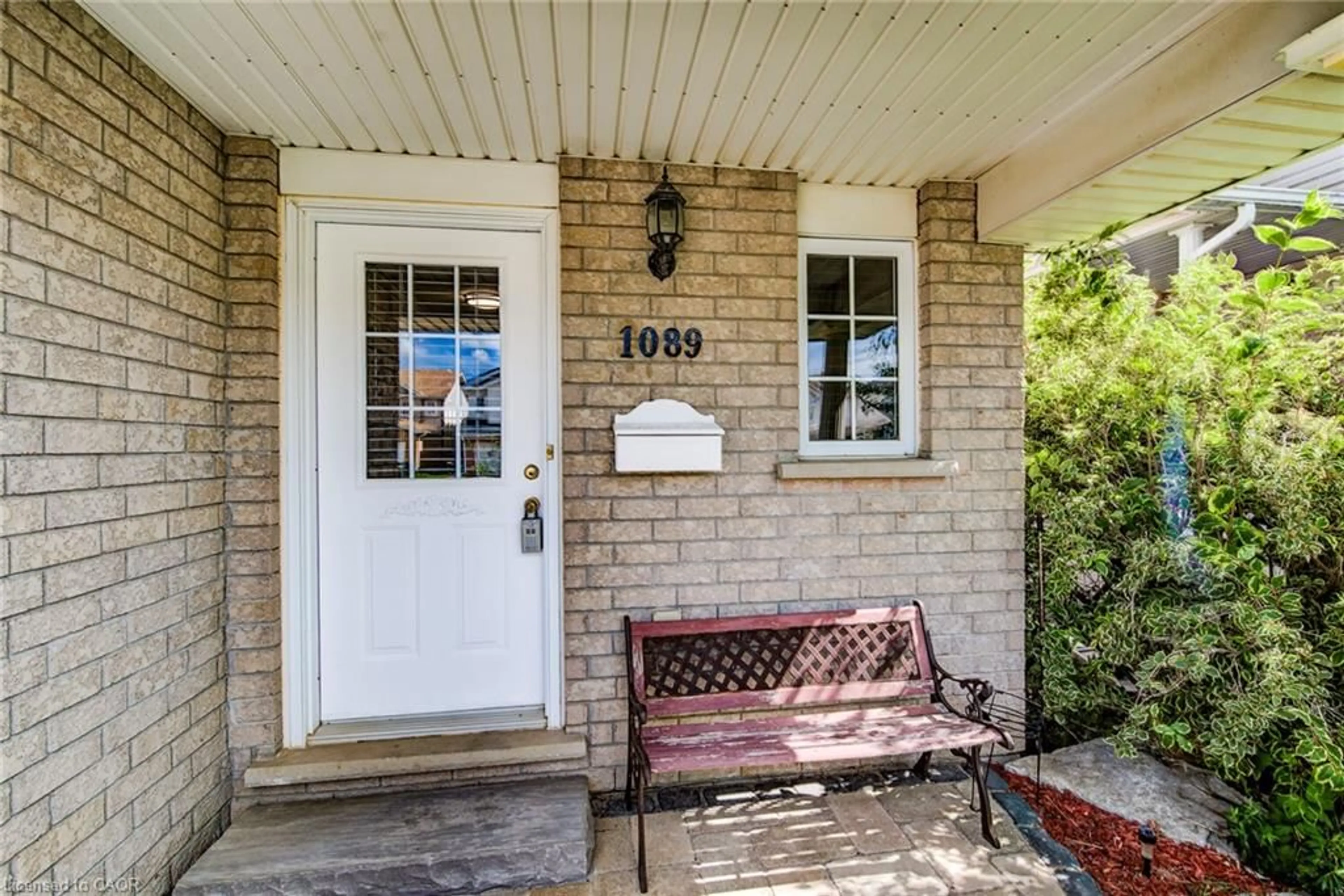 Indoor entryway for 1089 Copper Leaf Cres, Kitchener Ontario N2E 3W4