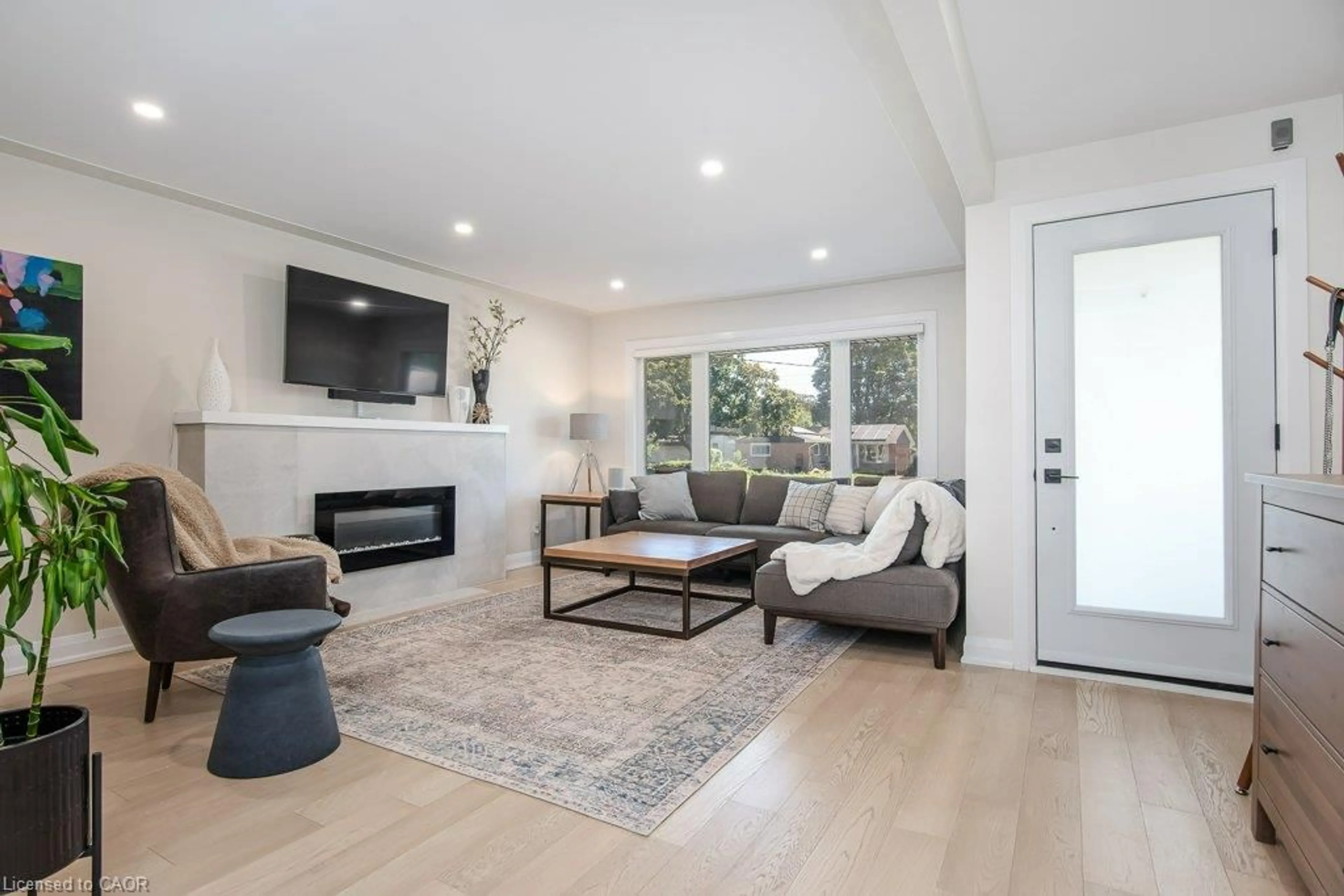 Living room with furniture, unknown for 96 Wedgewood Dr, Kitchener Ontario N2B 1E7