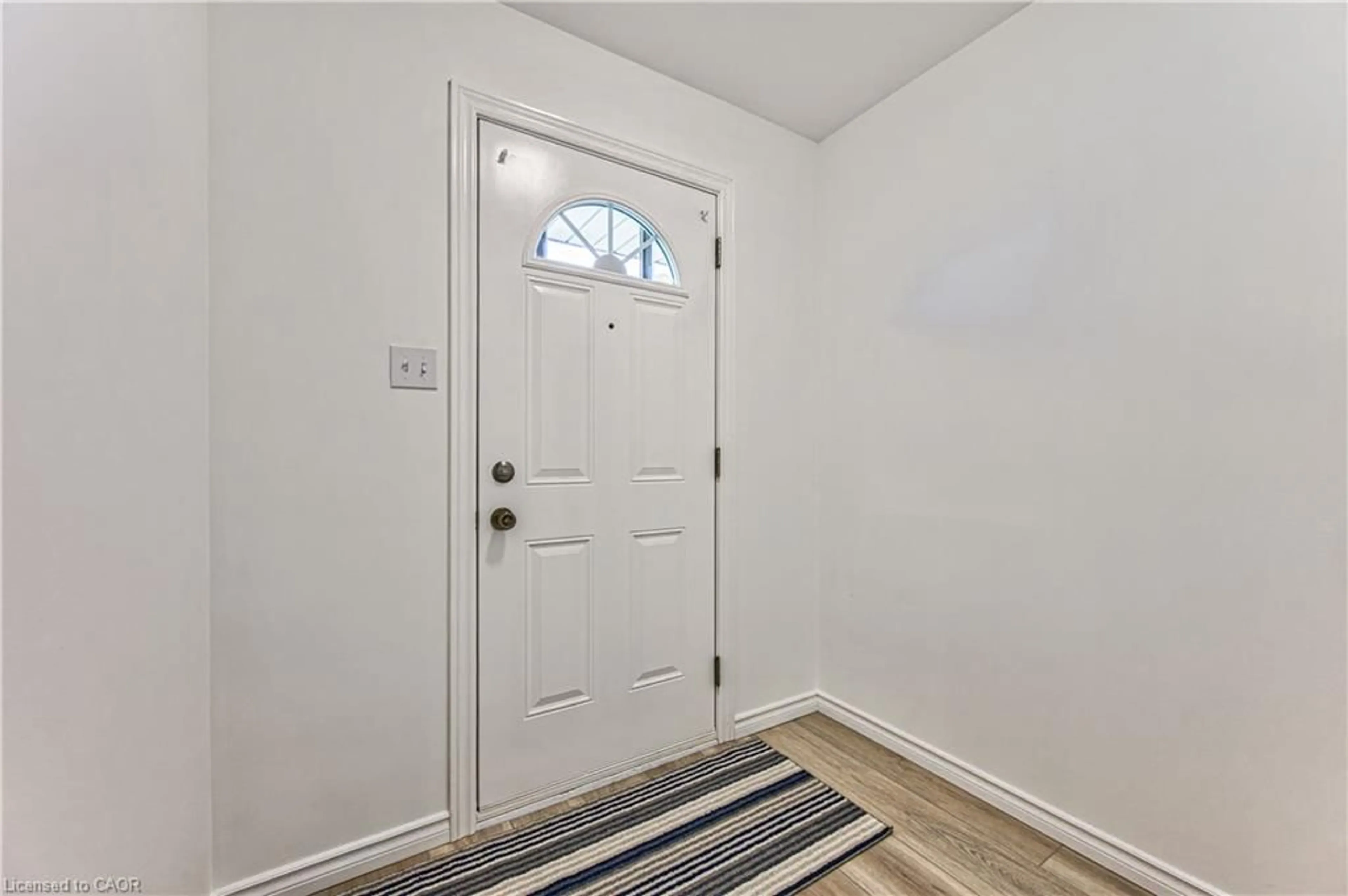 Indoor entryway for 21 Vicmount Dr, Kitchener Ontario N2M 2A2