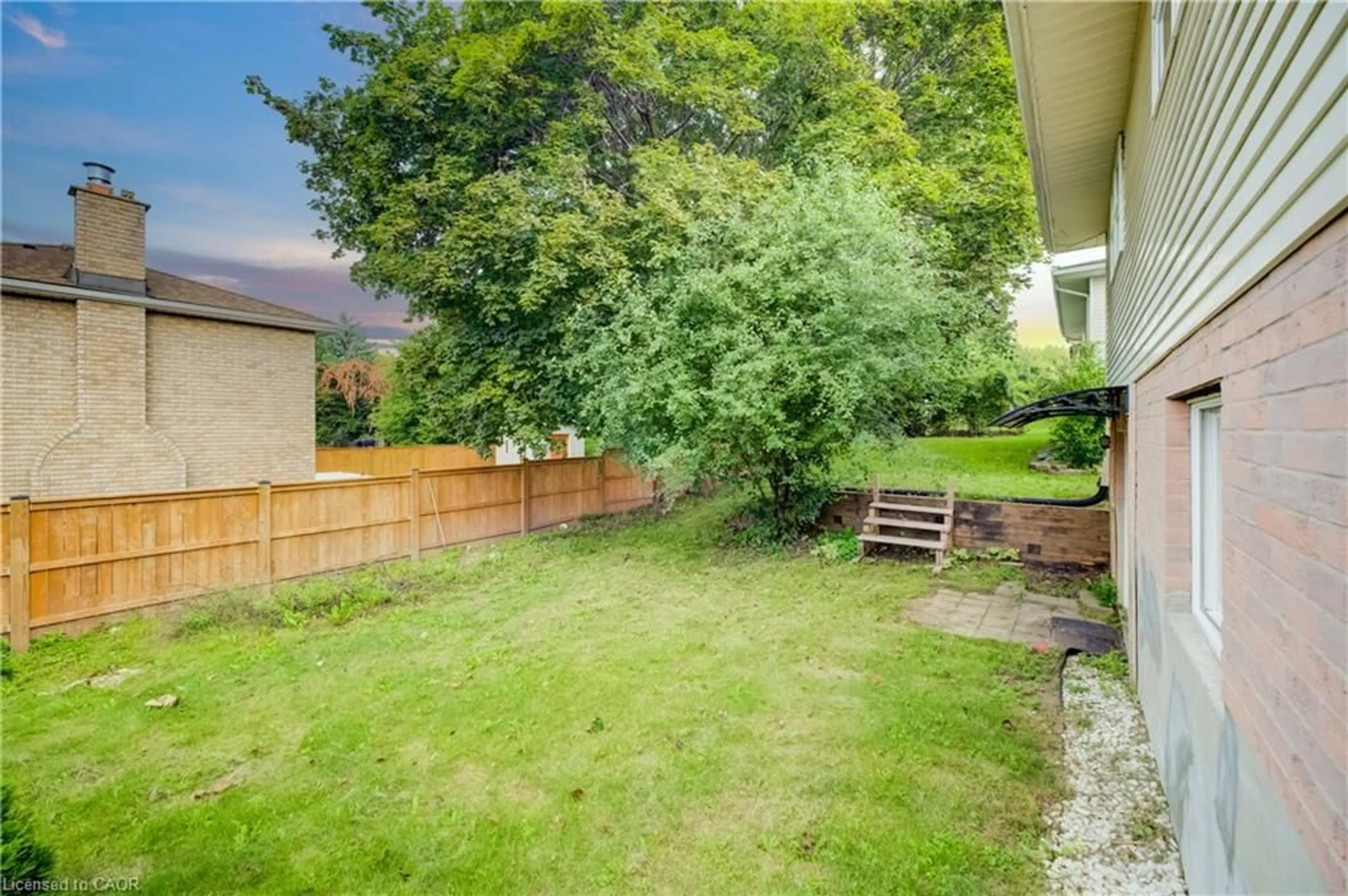 Patio, street for 135 Brierdale Dr, Kitchener Ontario N2A 3S8