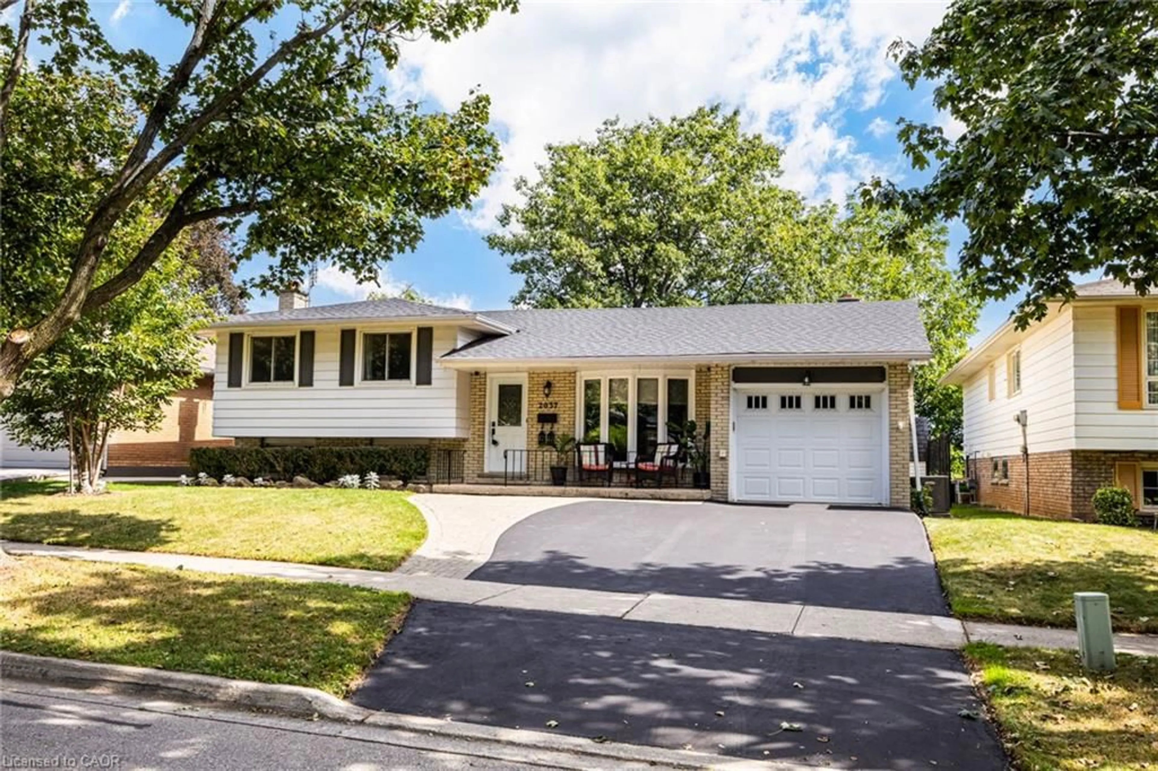 Home with vinyl exterior material, street for 2037 Mountain Grove Ave, Burlington Ontario L7P 2H8