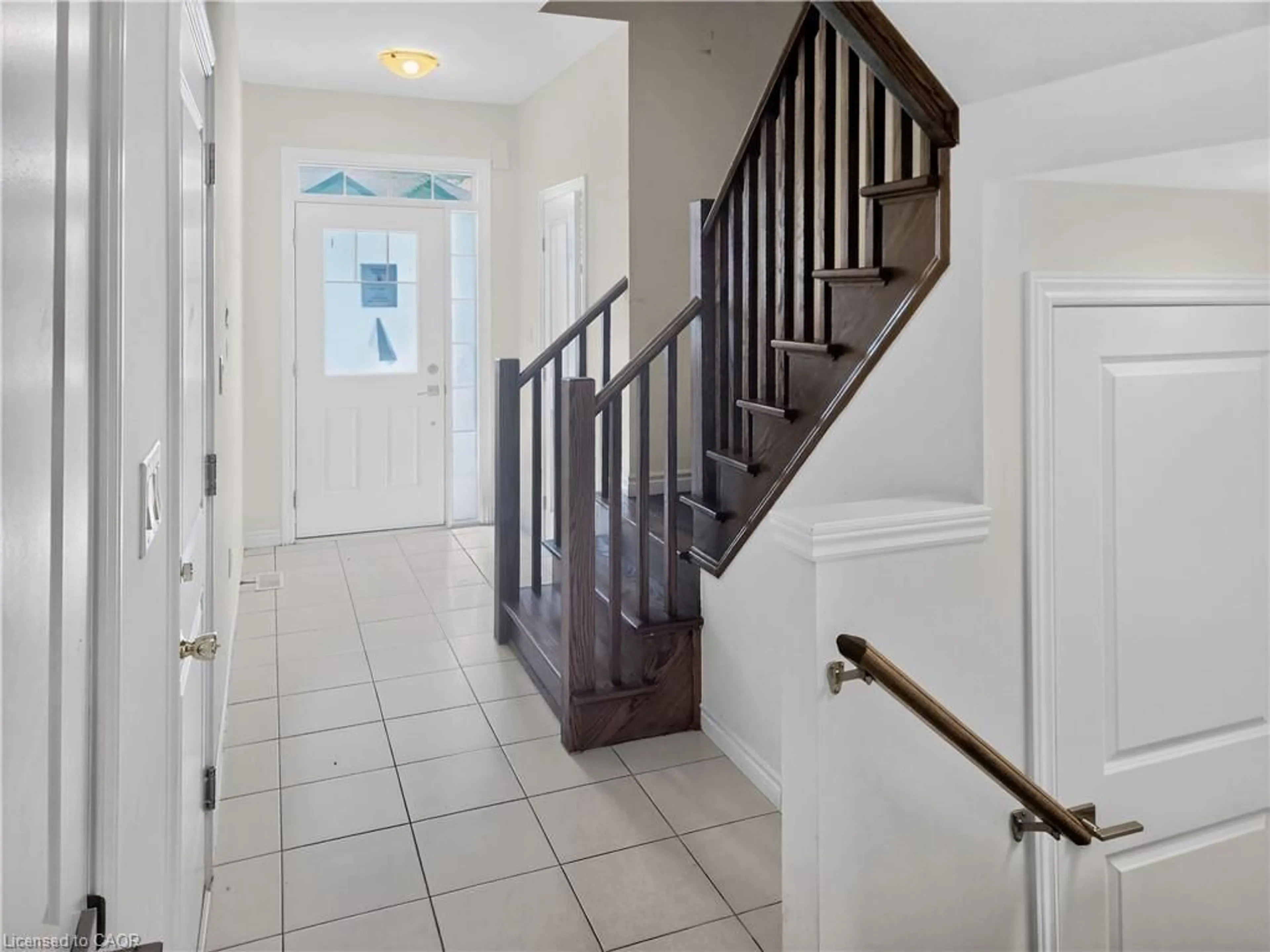 Indoor entryway for 2C Vic Chambers Pl, Paris Ontario N3L 0E7