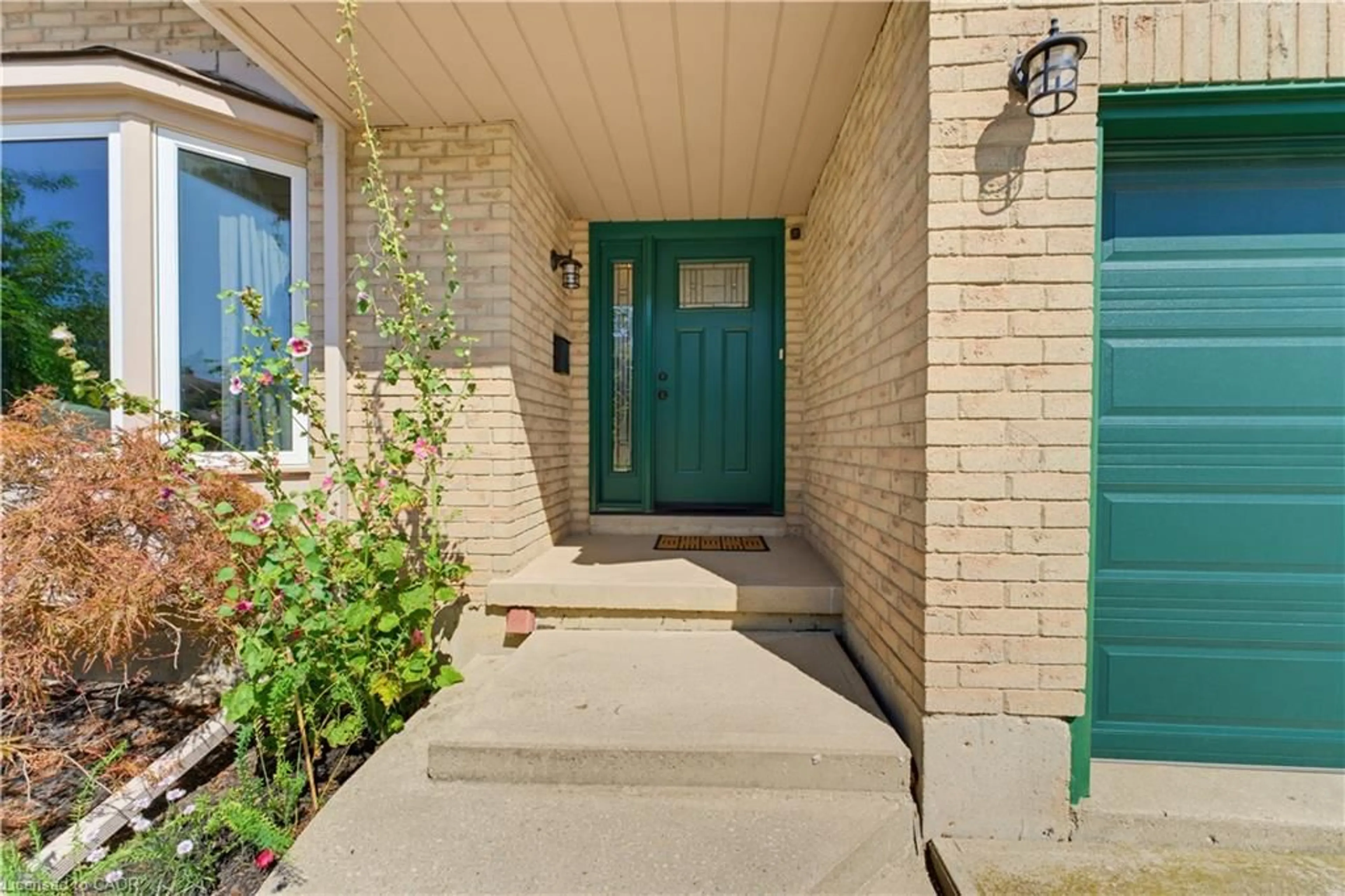 Indoor entryway for 413 Acadia Dr, Hamilton Ontario L8W 2R4