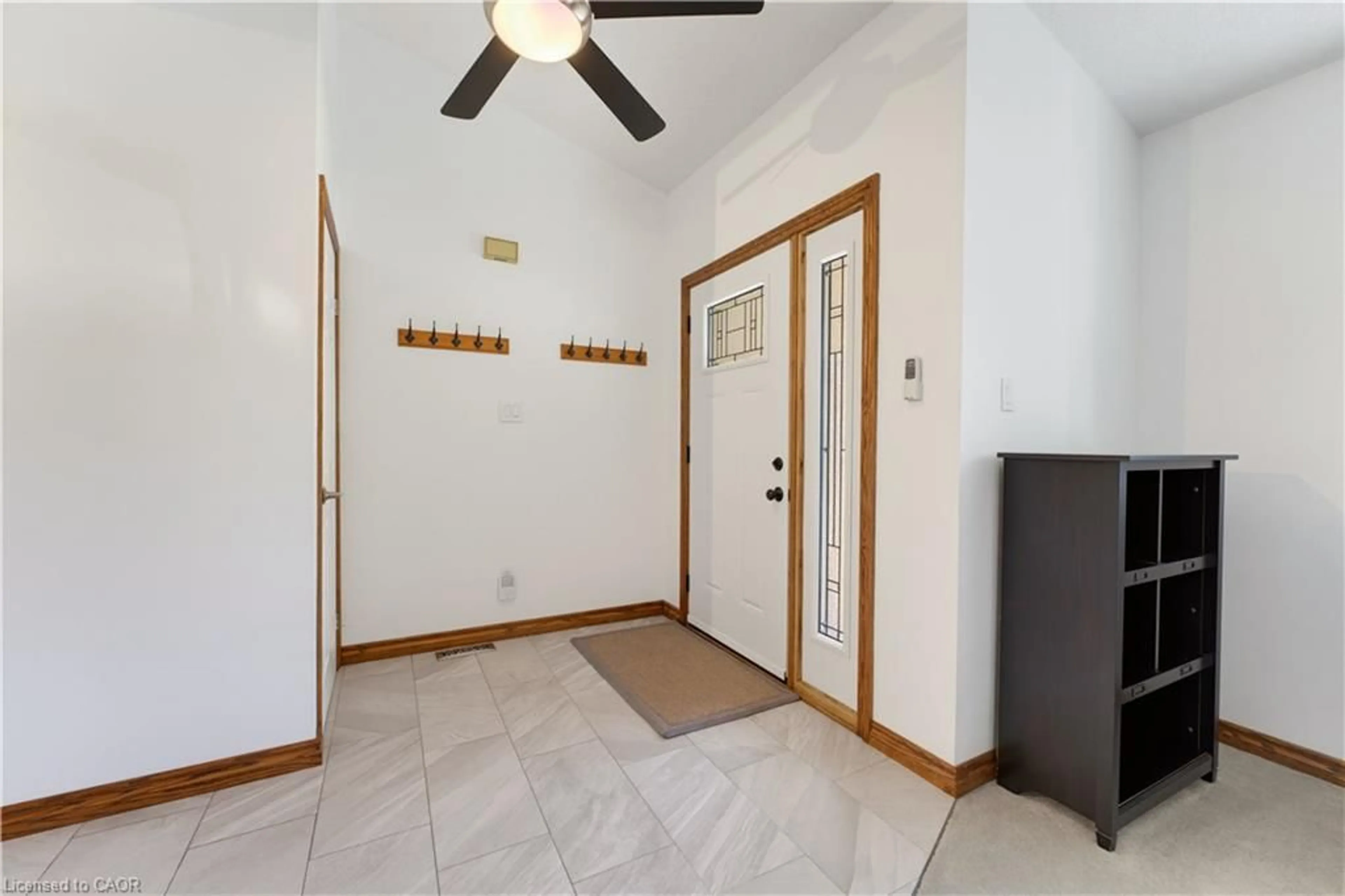 Indoor entryway for 413 Acadia Dr, Hamilton Ontario L8W 2R4