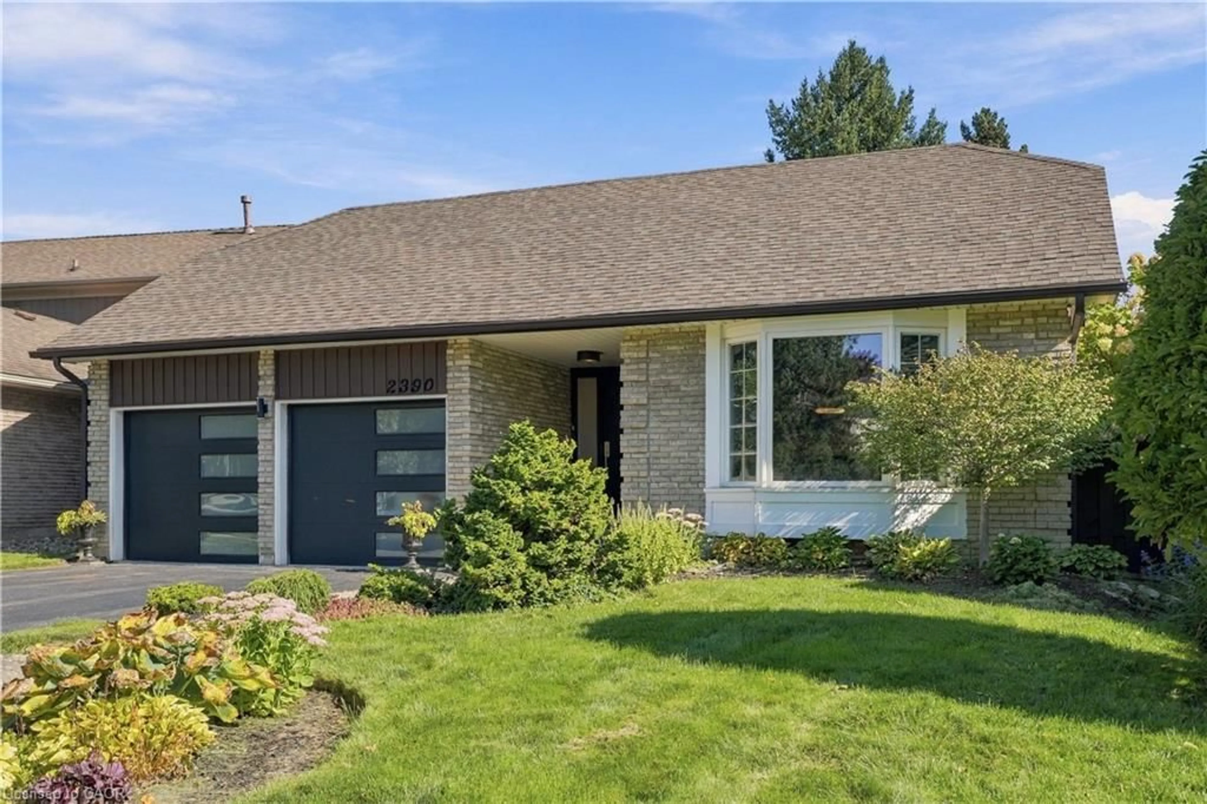 Home with brick exterior material, street for 2390 Sinclair Cir, Burlington Ontario L7P 3C3