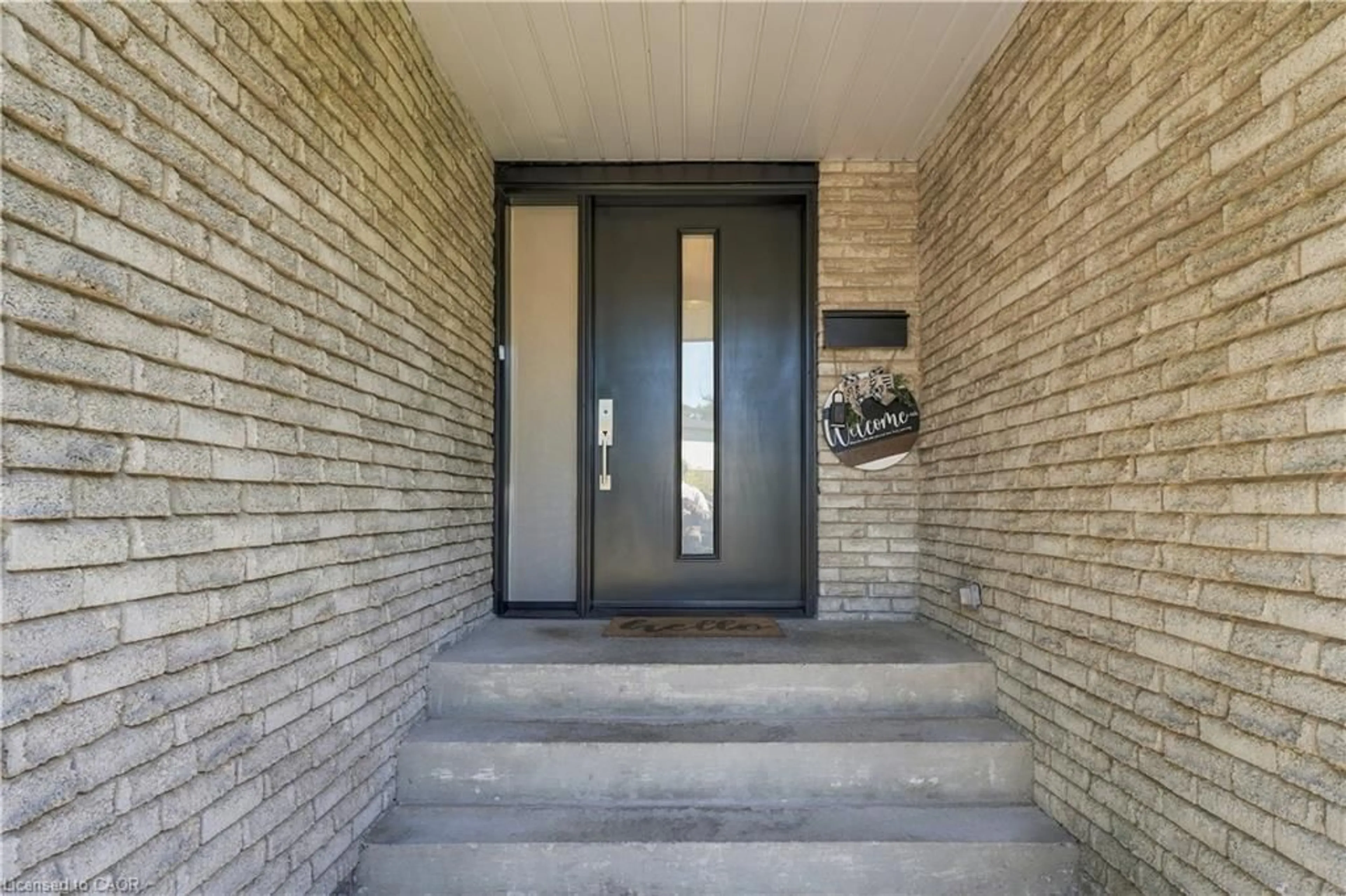 Indoor entryway for 2390 Sinclair Cir, Burlington Ontario L7P 3C3