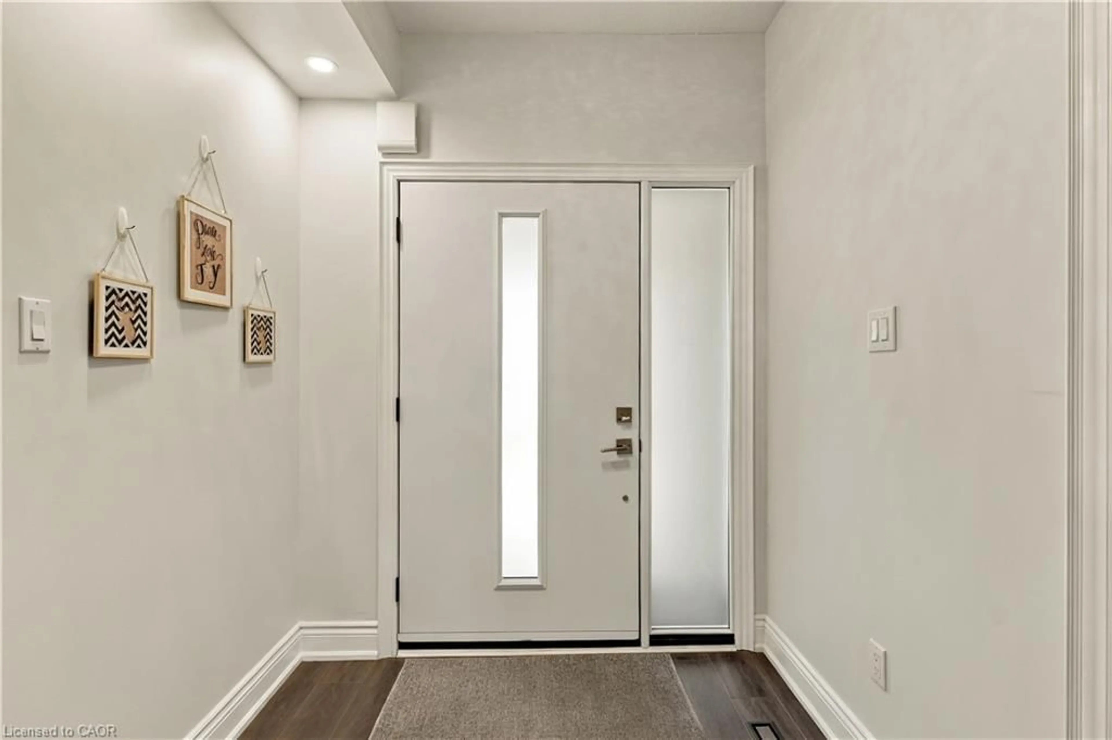 Indoor entryway for 2390 Sinclair Cir, Burlington Ontario L7P 3C3