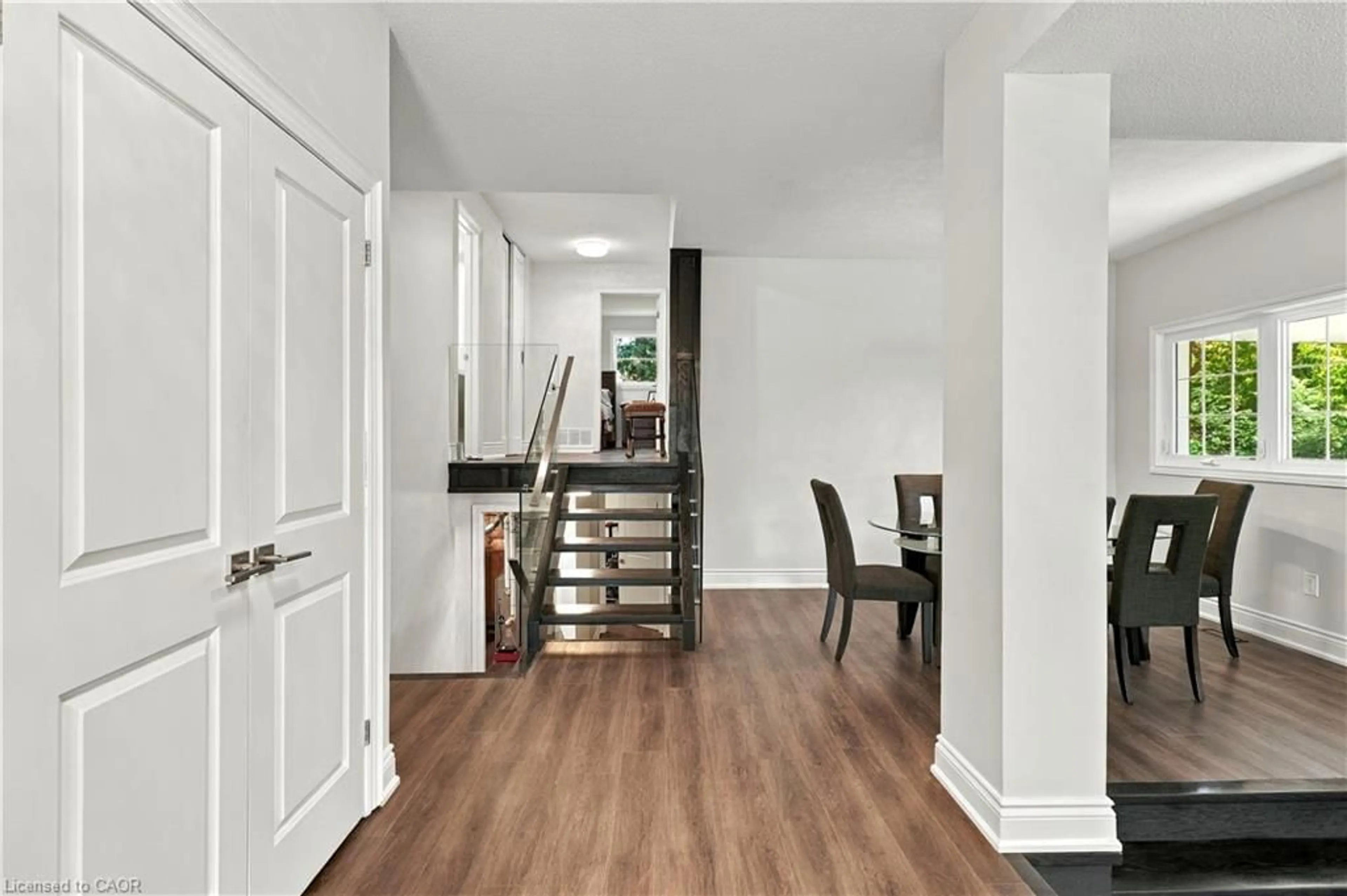 Indoor entryway for 2390 Sinclair Cir, Burlington Ontario L7P 3C3
