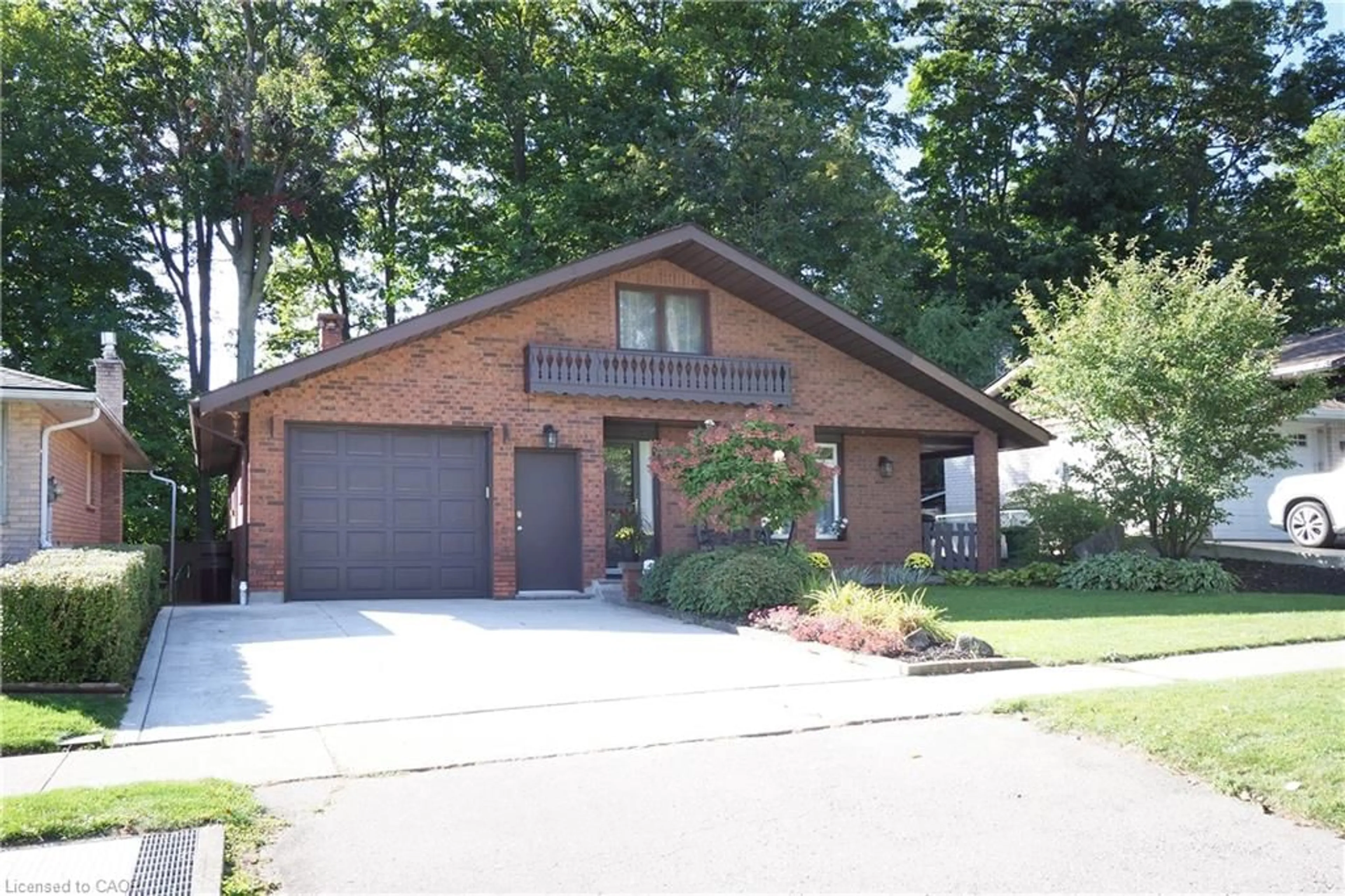 Home with brick exterior material, street for 185 Southwood Dr, Kitchener Ontario N2E 2B2