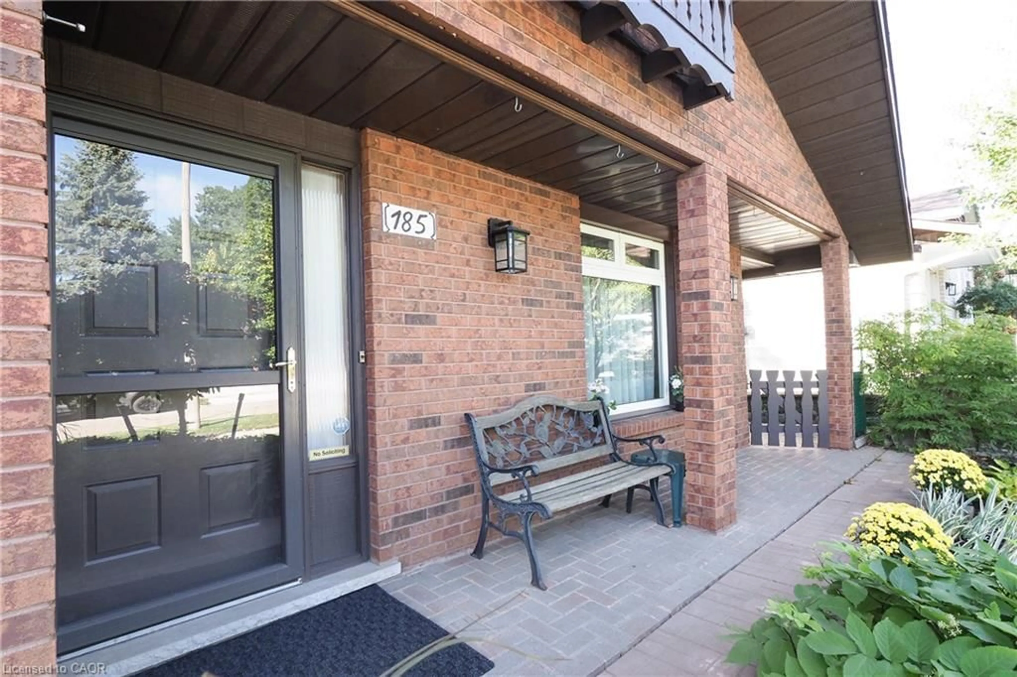 Patio, street for 185 Southwood Dr, Kitchener Ontario N2E 2B2