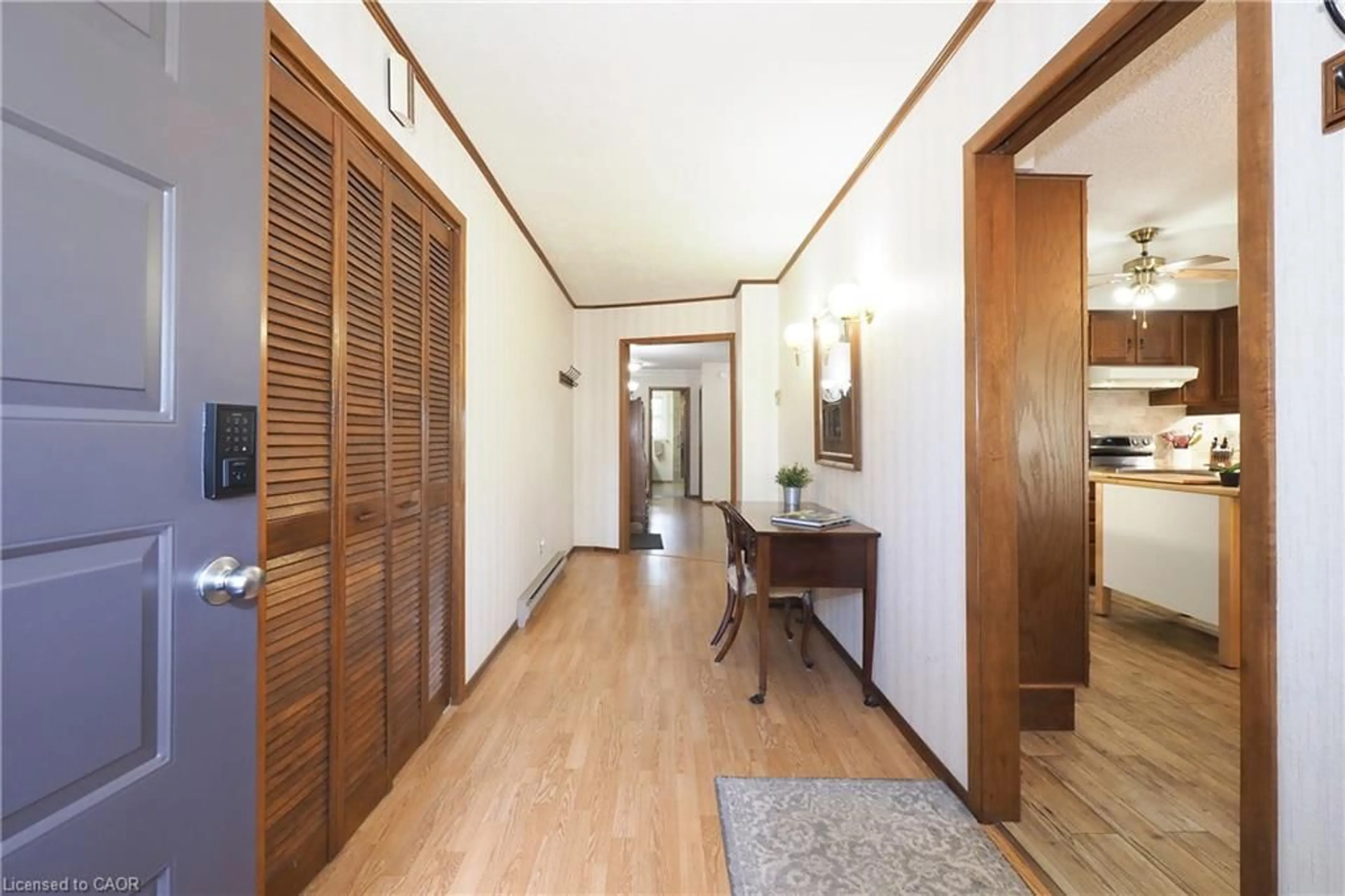 Indoor foyer for 185 Southwood Dr, Kitchener Ontario N2E 2B2