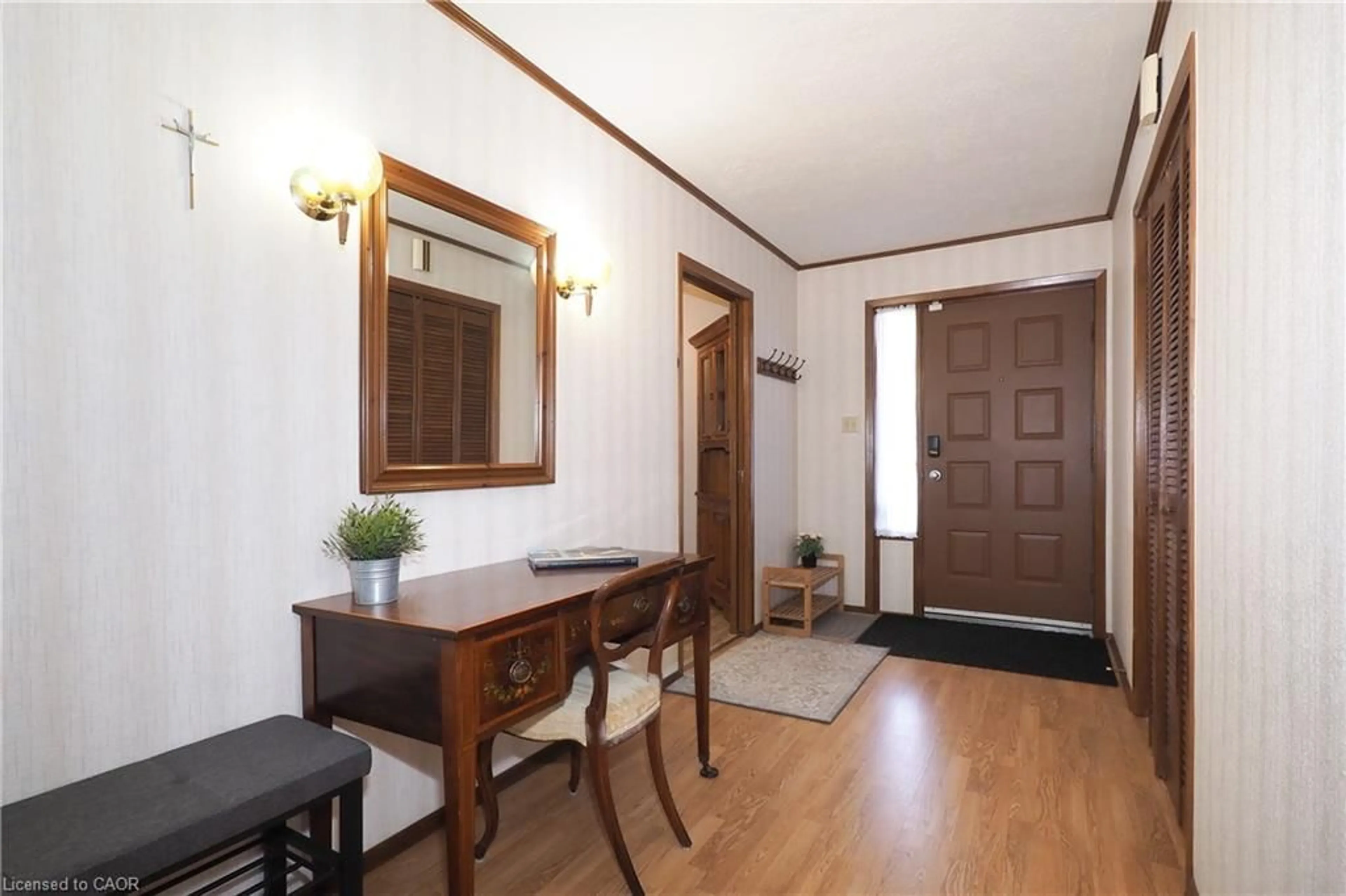Indoor entryway for 185 Southwood Dr, Kitchener Ontario N2E 2B2