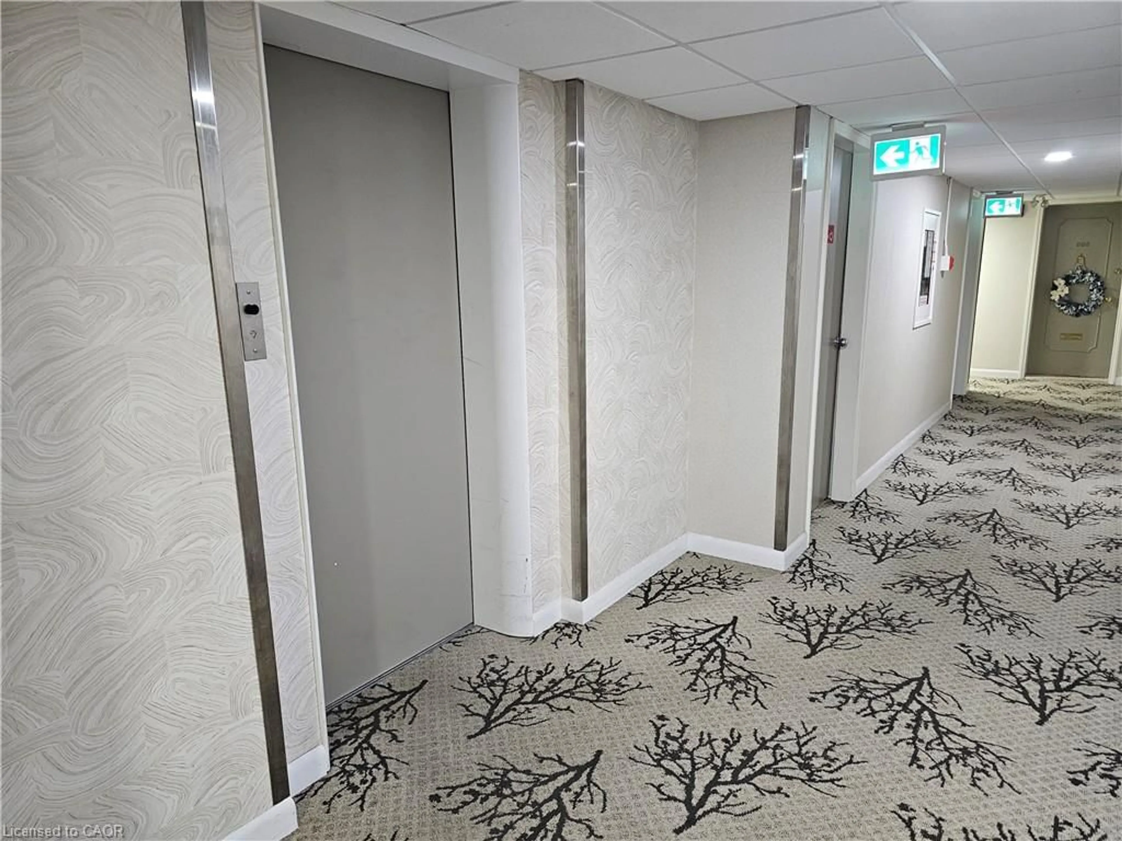 Indoor foyer for 8 Woodman Dr #807, Hamilton Ontario L8K 4C9
