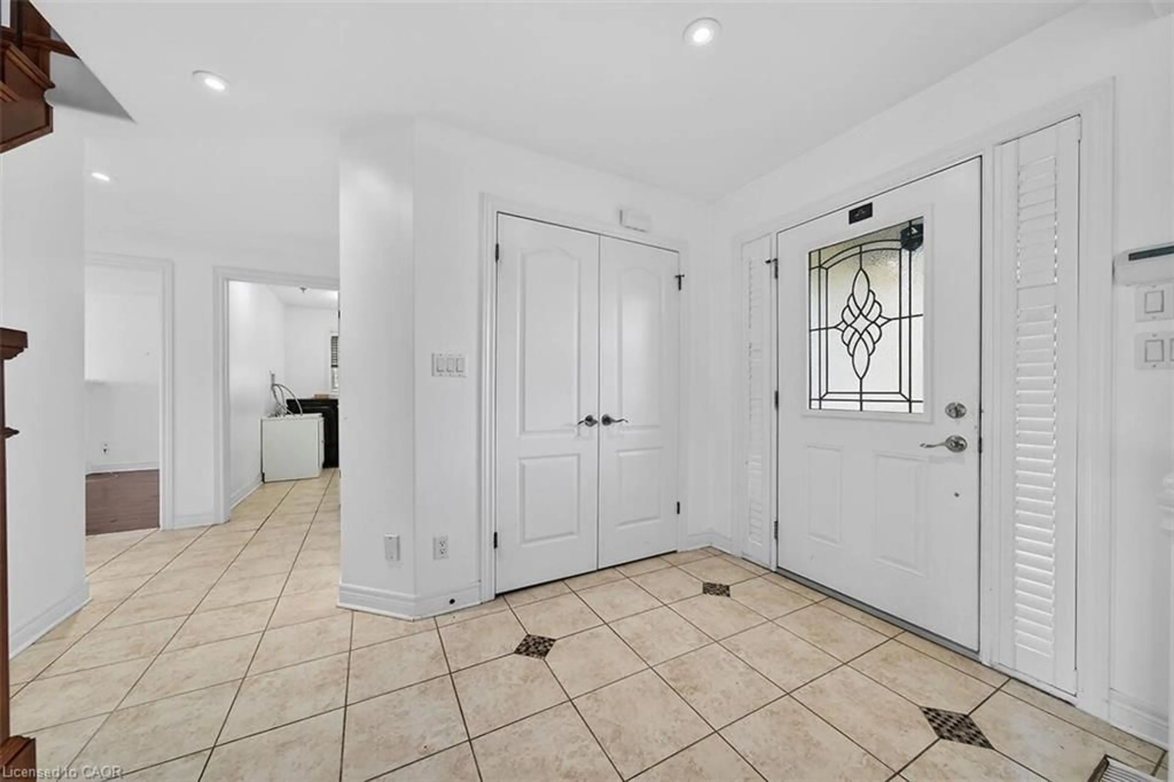 Indoor entryway for 9128 Hendershot Blvd, Niagara Falls Ontario L2H 0E3