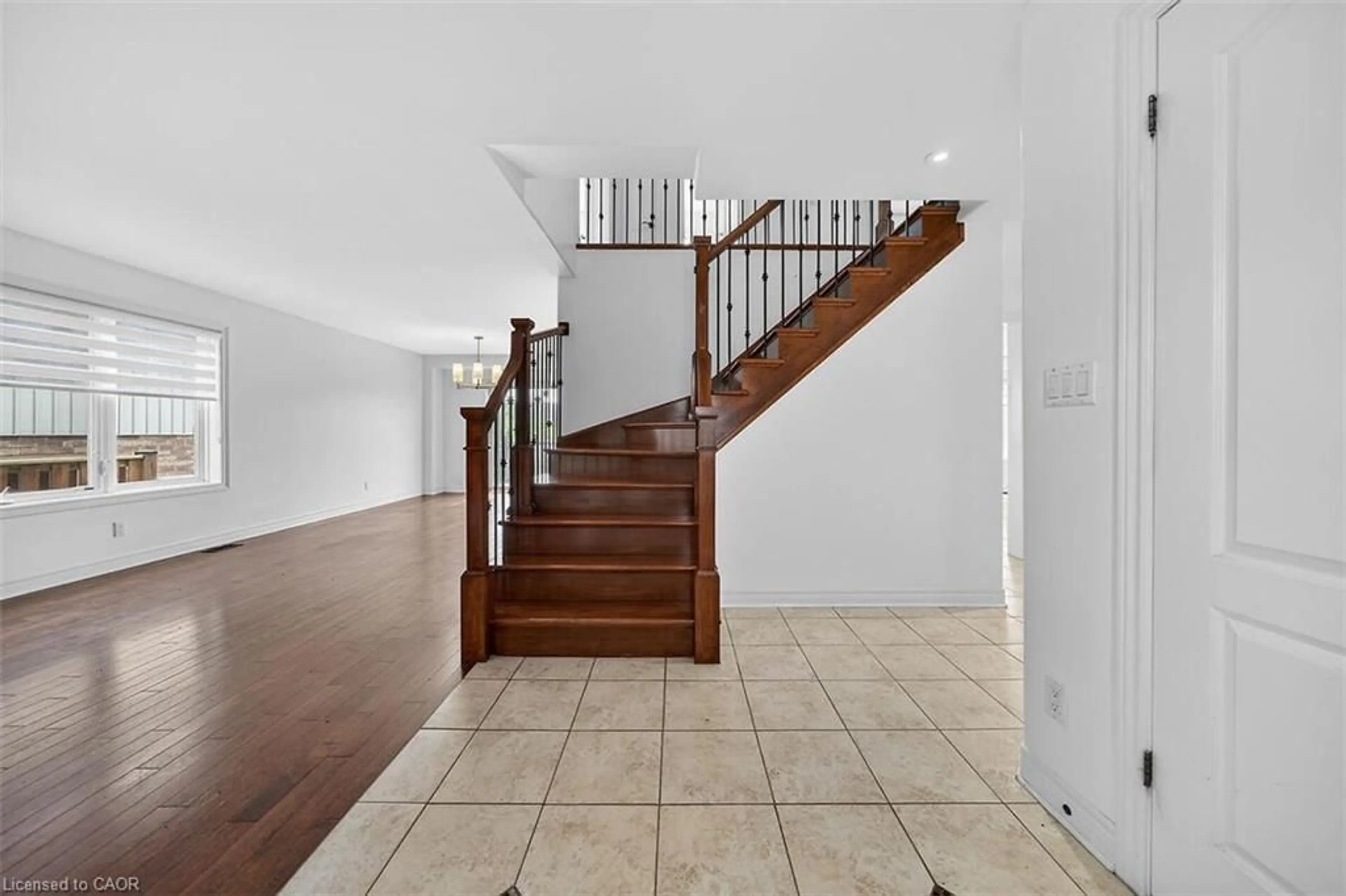 Indoor foyer for 9128 Hendershot Blvd, Niagara Falls Ontario L2H 0E3