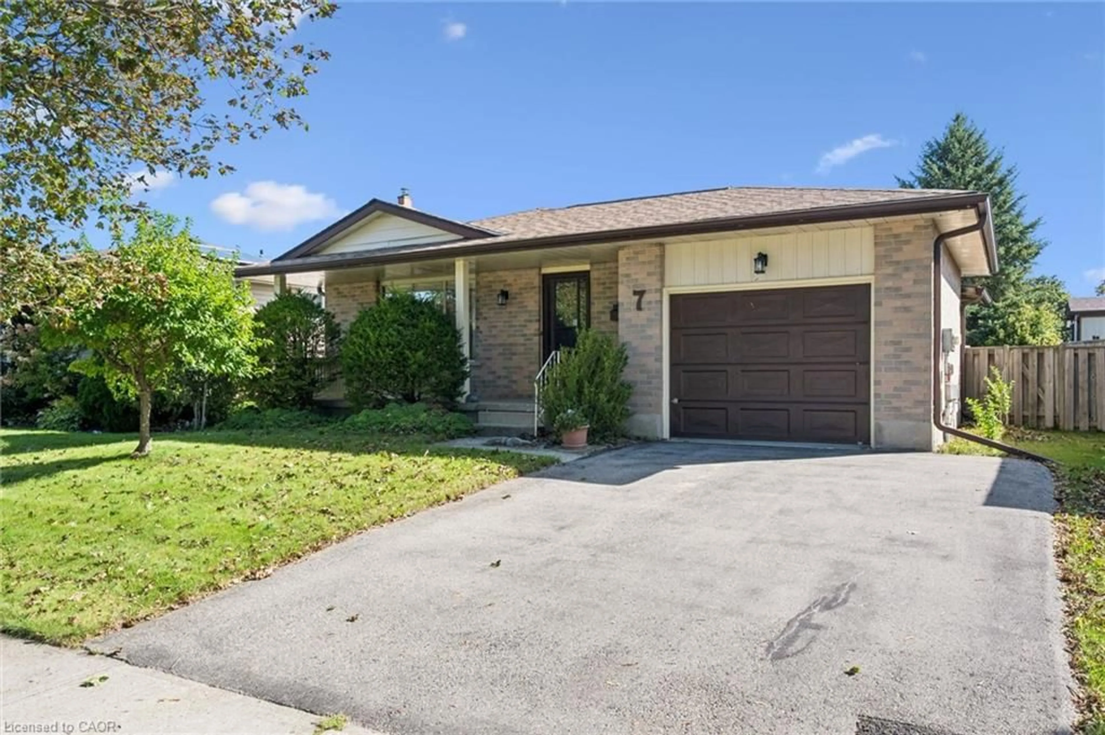 Home with brick exterior material, street for 7 Countryside Cres, Kitchener Ontario N2E 2S8