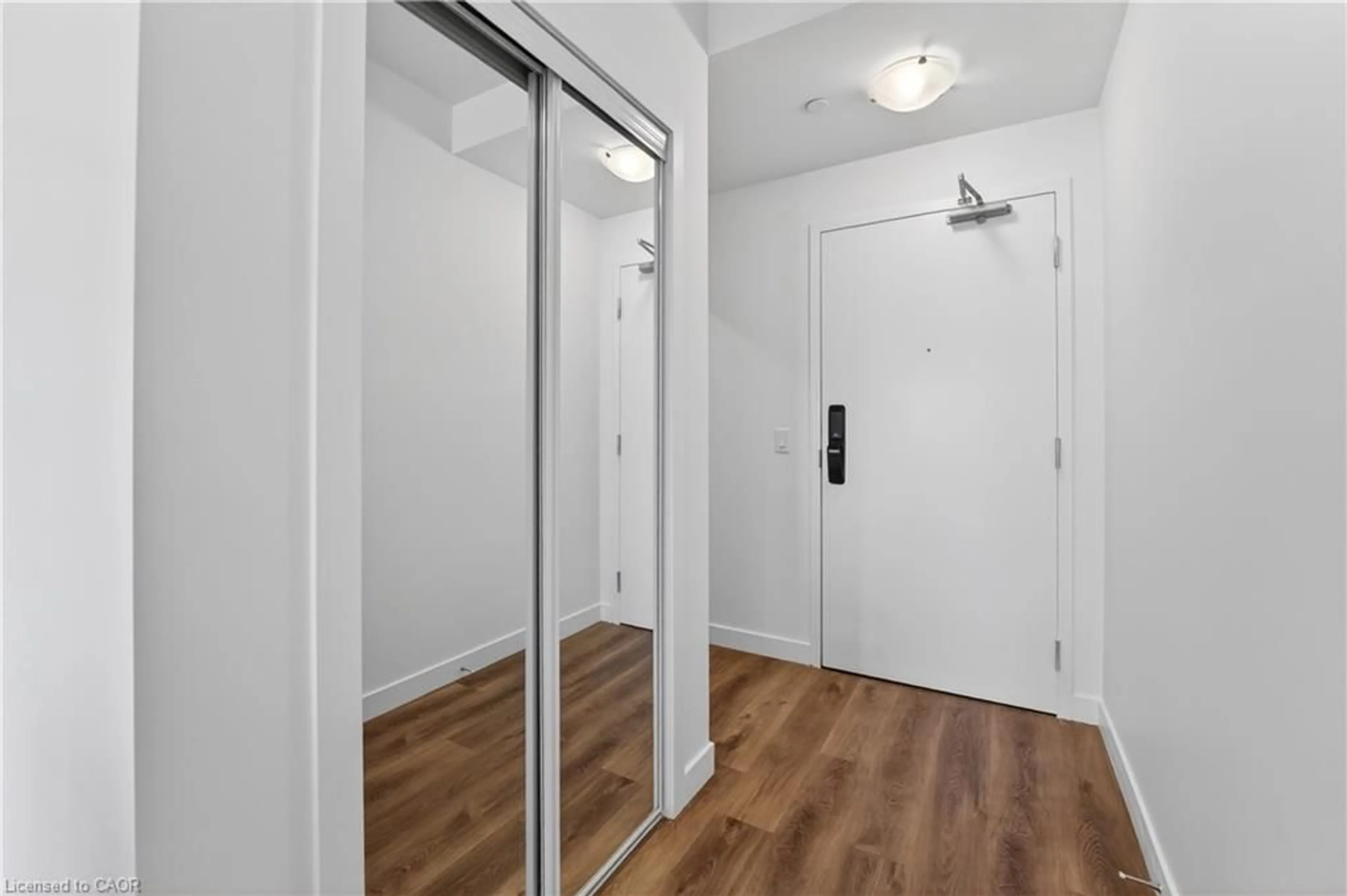 Indoor entryway for 461 Green Rd #822, Stoney Creek Ontario L8E 0L5