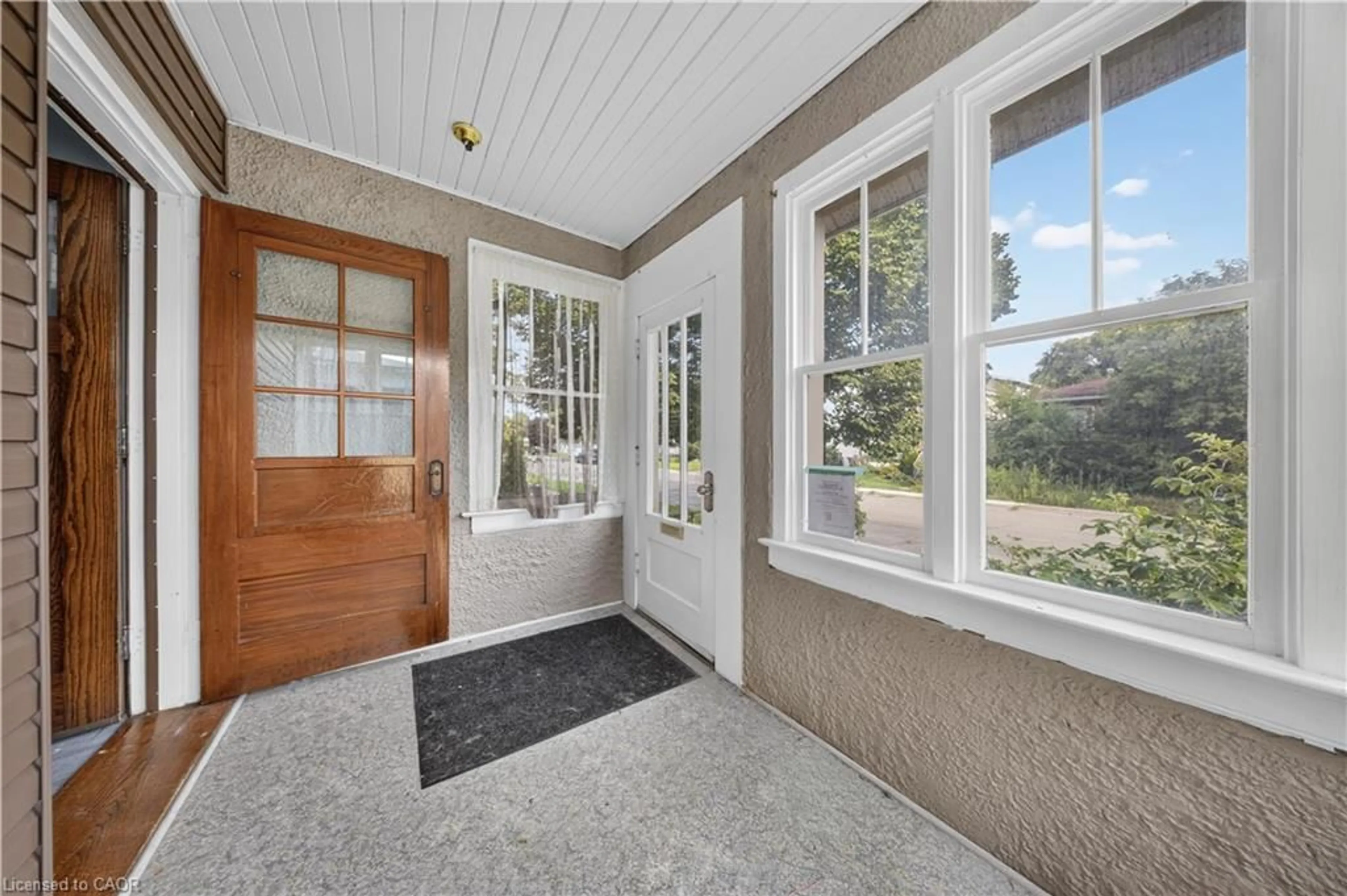 Indoor entryway for 145 Albert St, Sault Ste. Marie Ontario P6A 1B5
