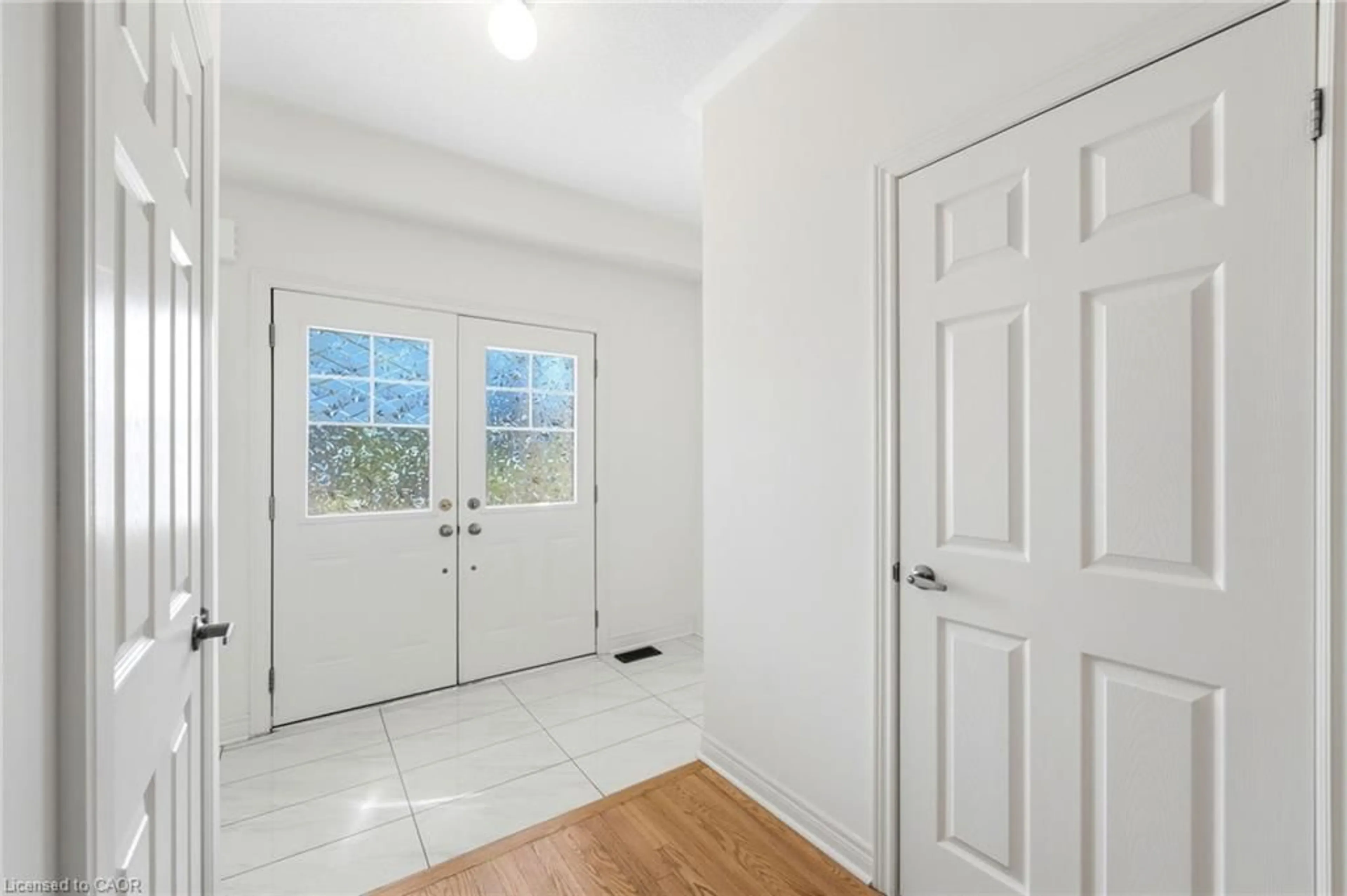 Indoor entryway for 664 Fleetwood Dr, Oshawa Ontario L1K 1A4