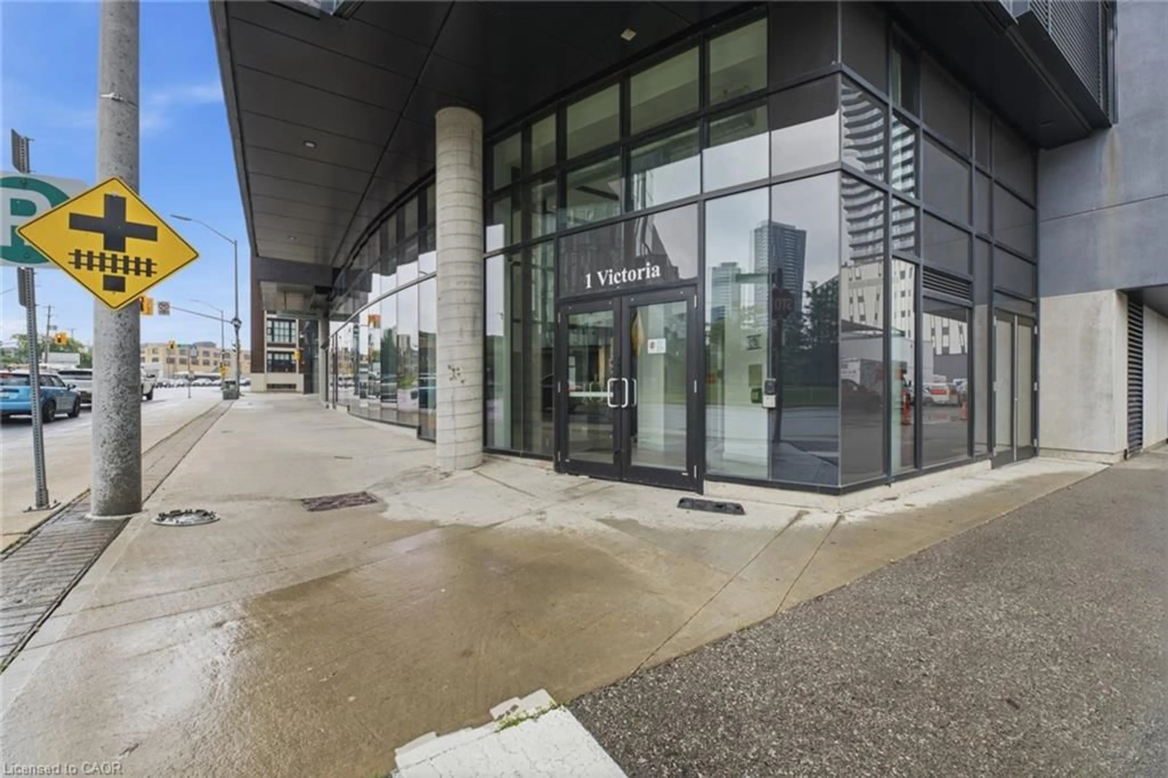 Indoor foyer for 1 Victoria St, Kitchener Ontario N2G 0B5