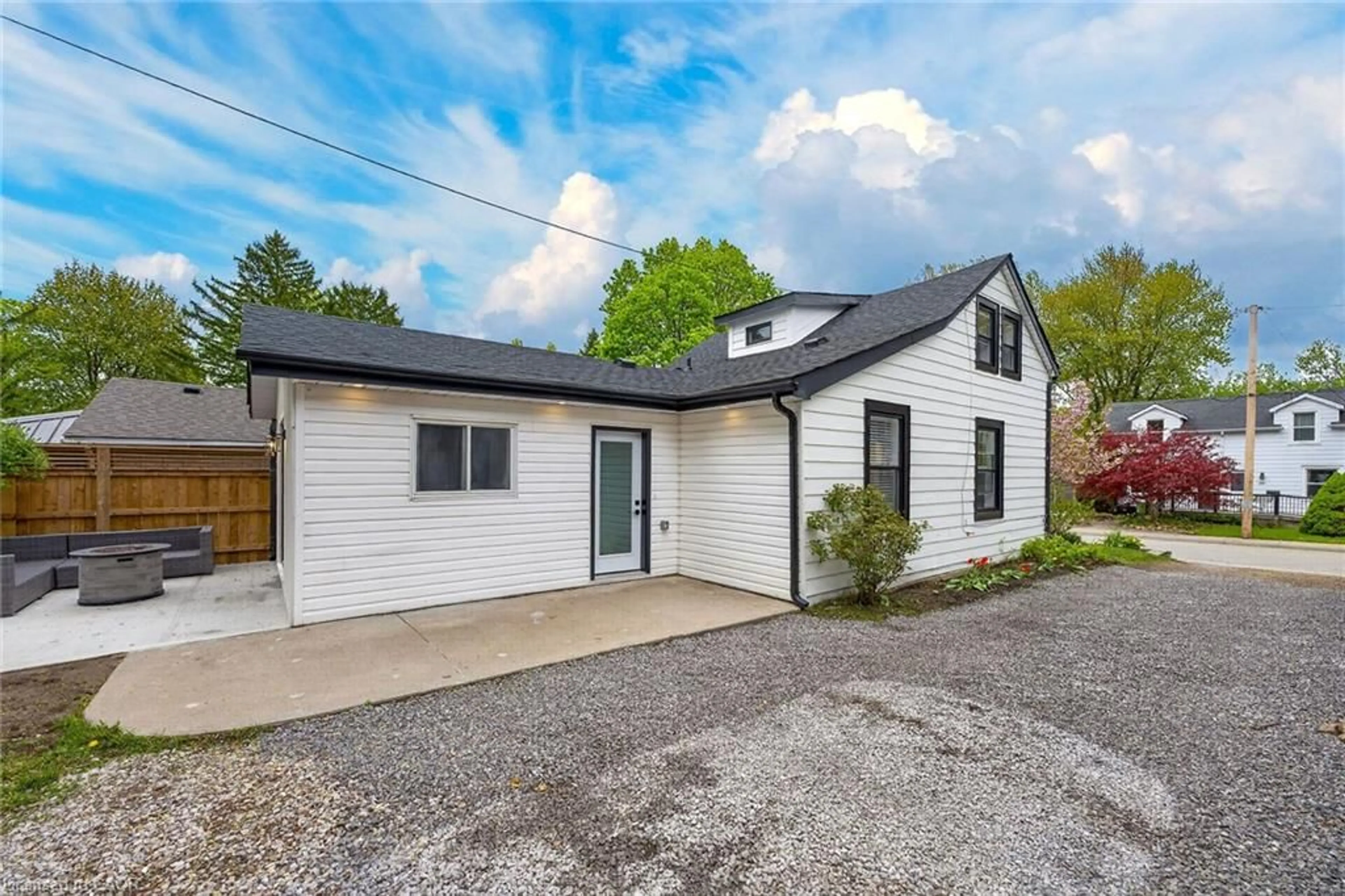 Home with vinyl exterior material, street for 255 Macnab St, Dundas Ontario L9H 2K4