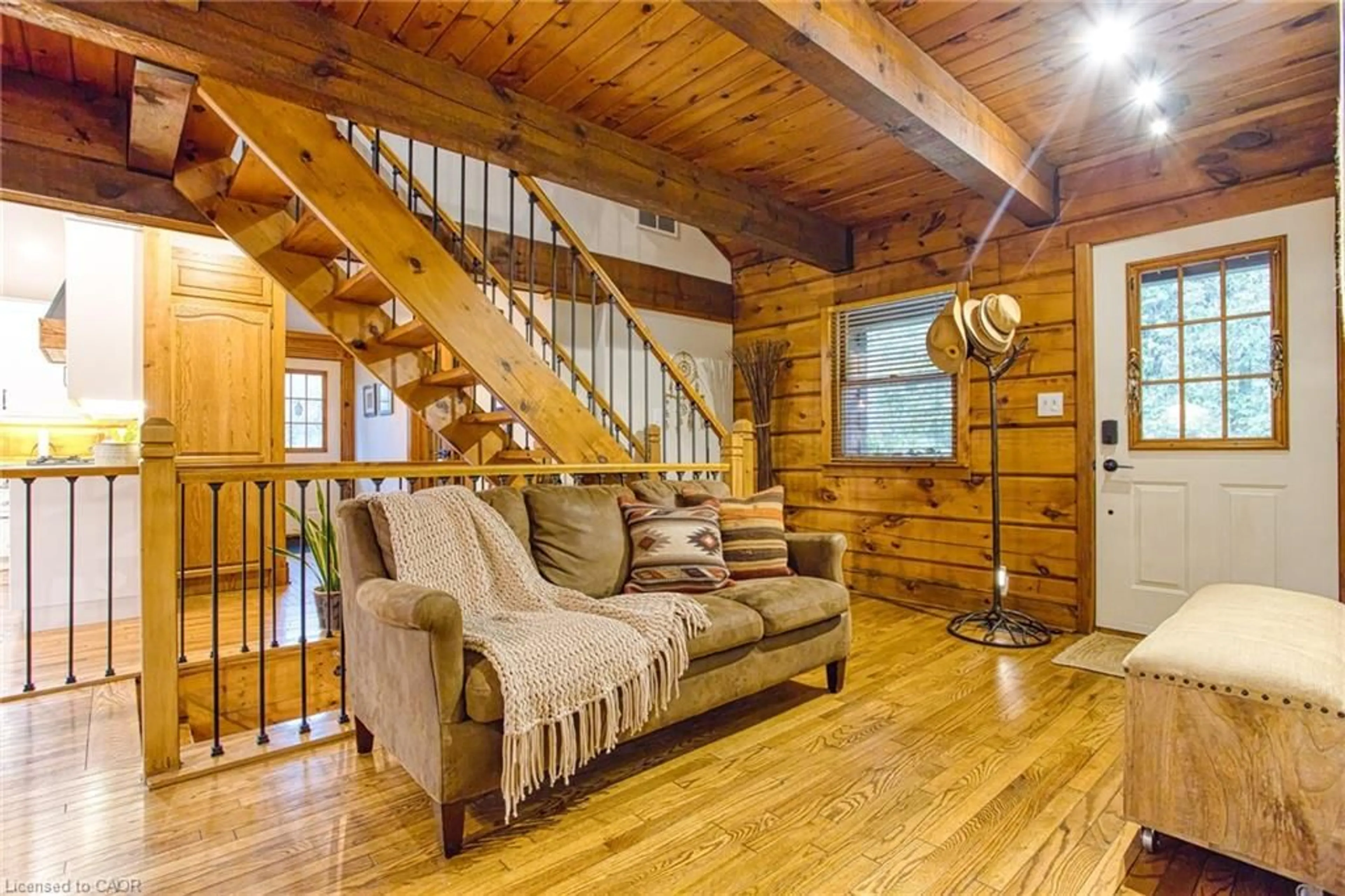 Indoor foyer for 1970 Hollow Rd, Fonthill Ontario L0S 1E6