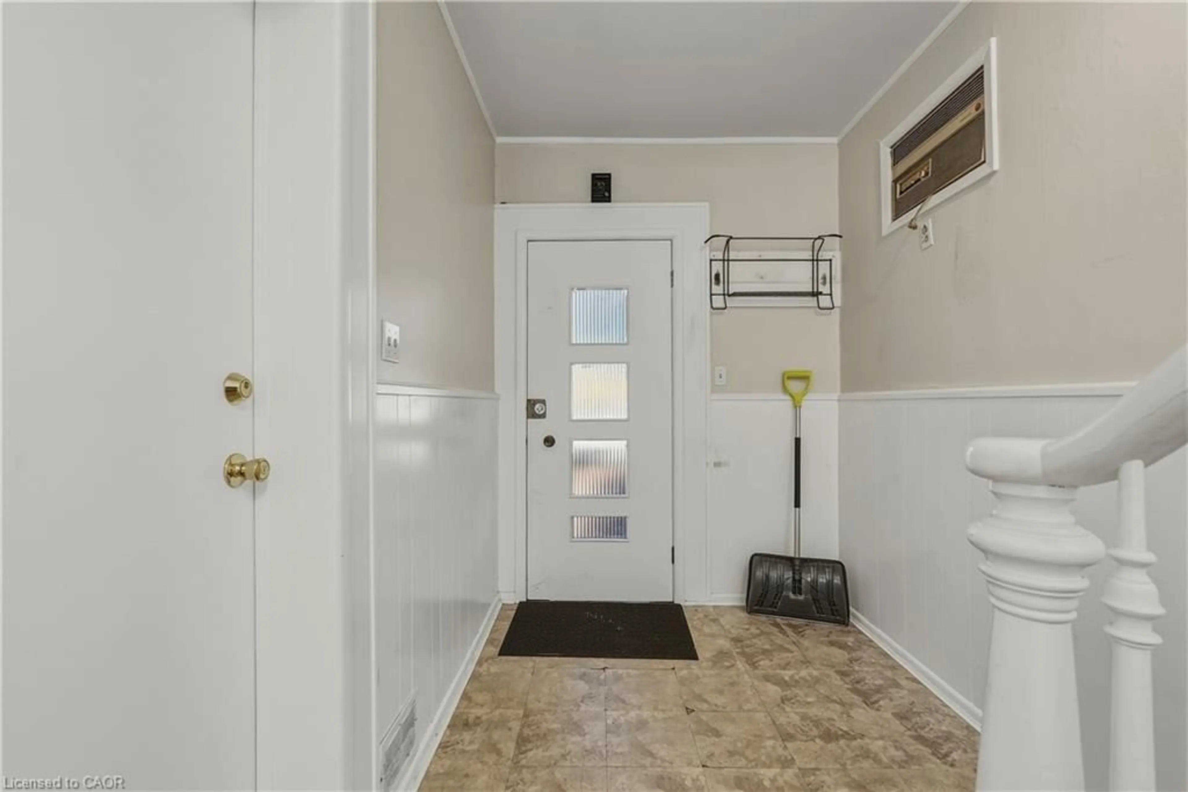 Indoor entryway for 84 West Ave, Hamilton Ontario L8N 2S3