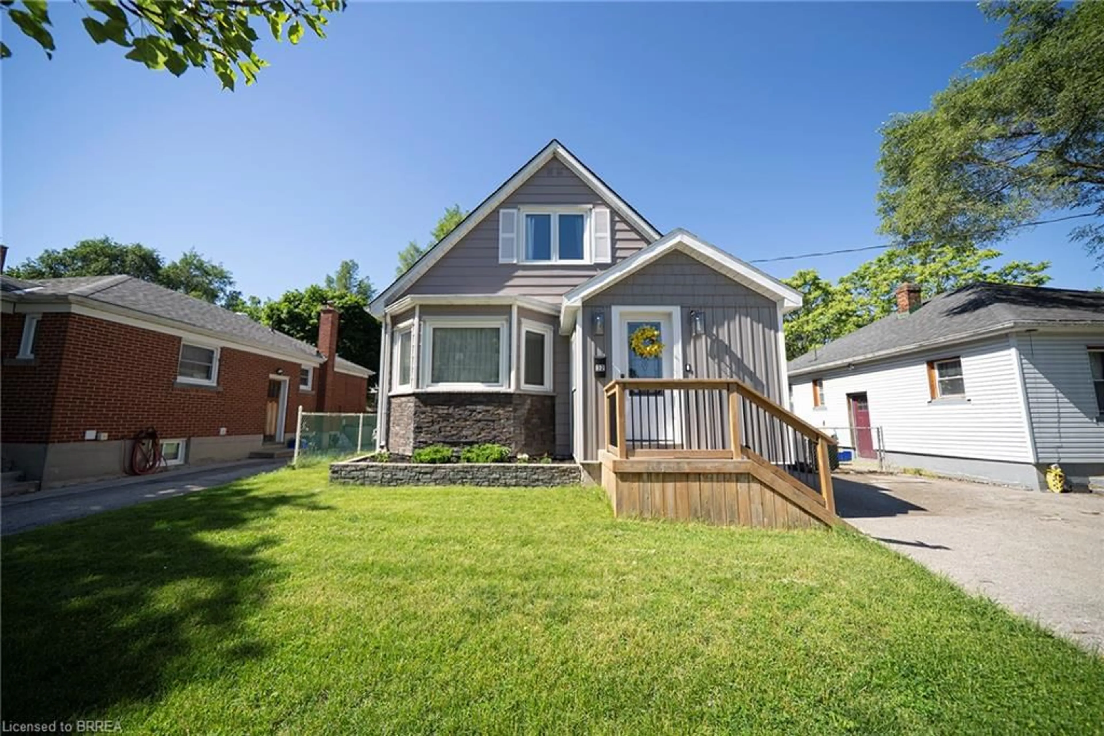 Home with vinyl exterior material, street for 32 Elmwood Ave, Brantford Ontario N3R 2J8