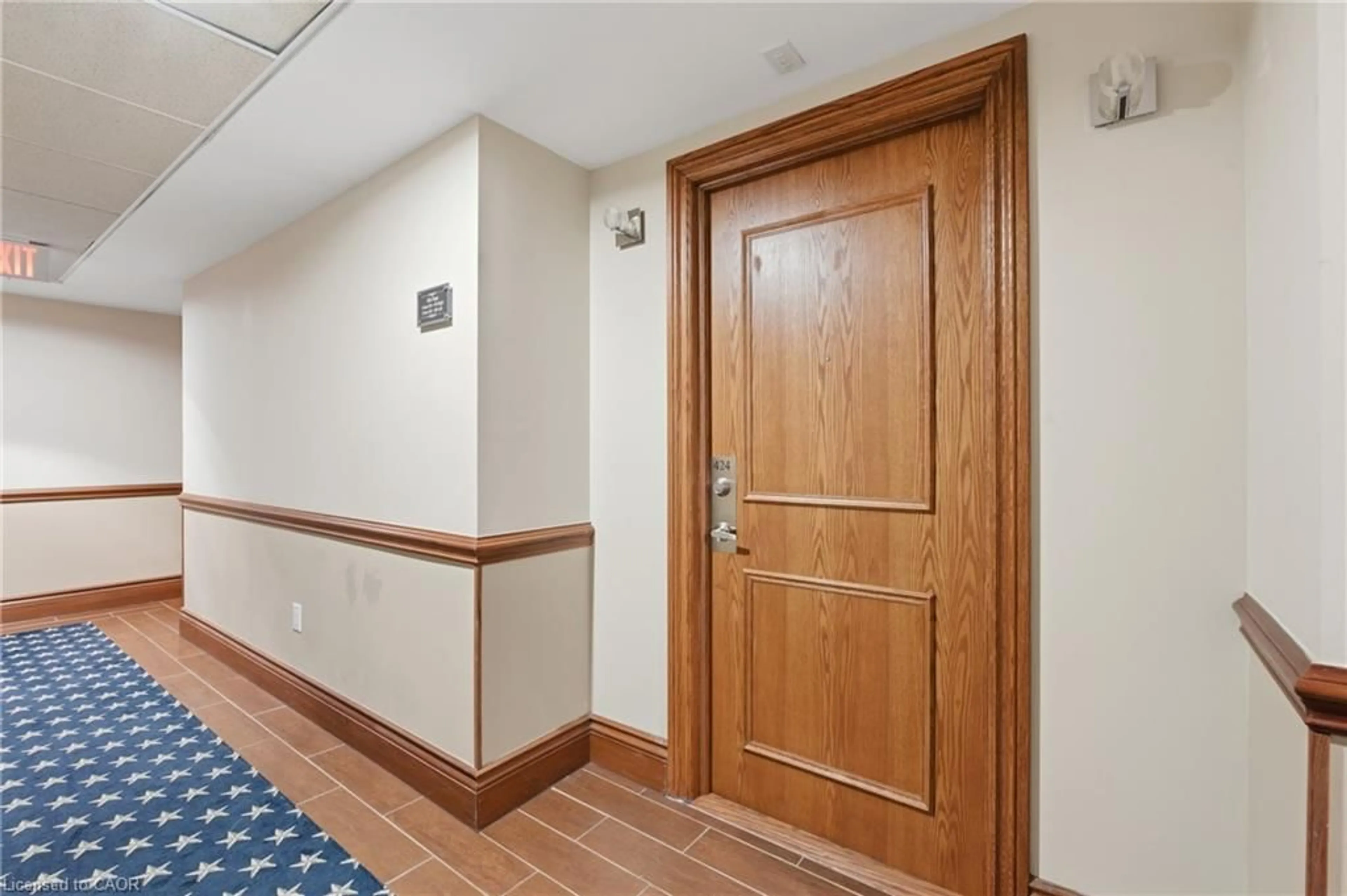 Indoor foyer for 8111 Forest Glen Dr #424, Niagara Falls Ontario L2H 2Z3