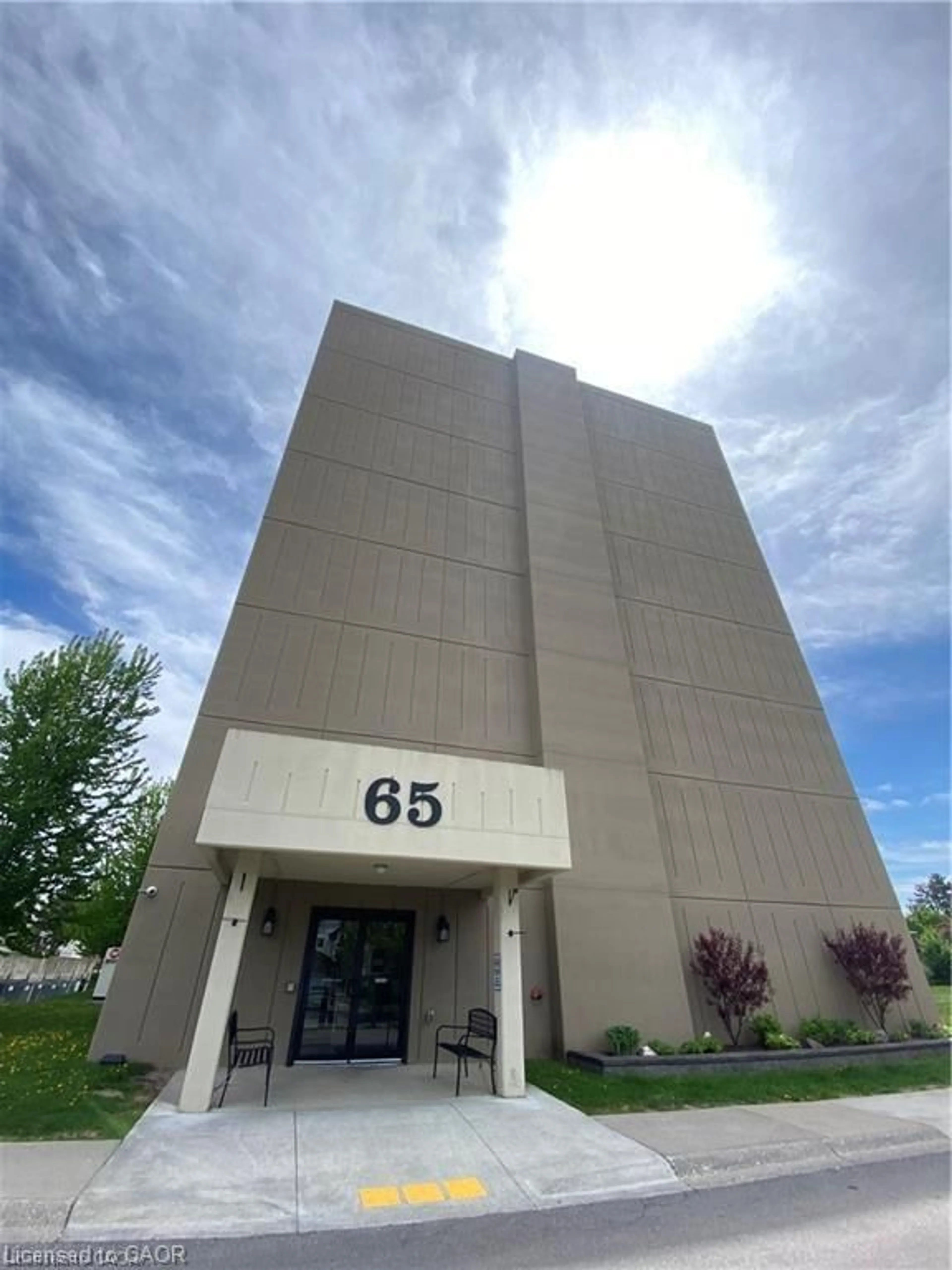 Indoor foyer for 65 Highland Cres #502, Kitchener Ontario N2M 5M8