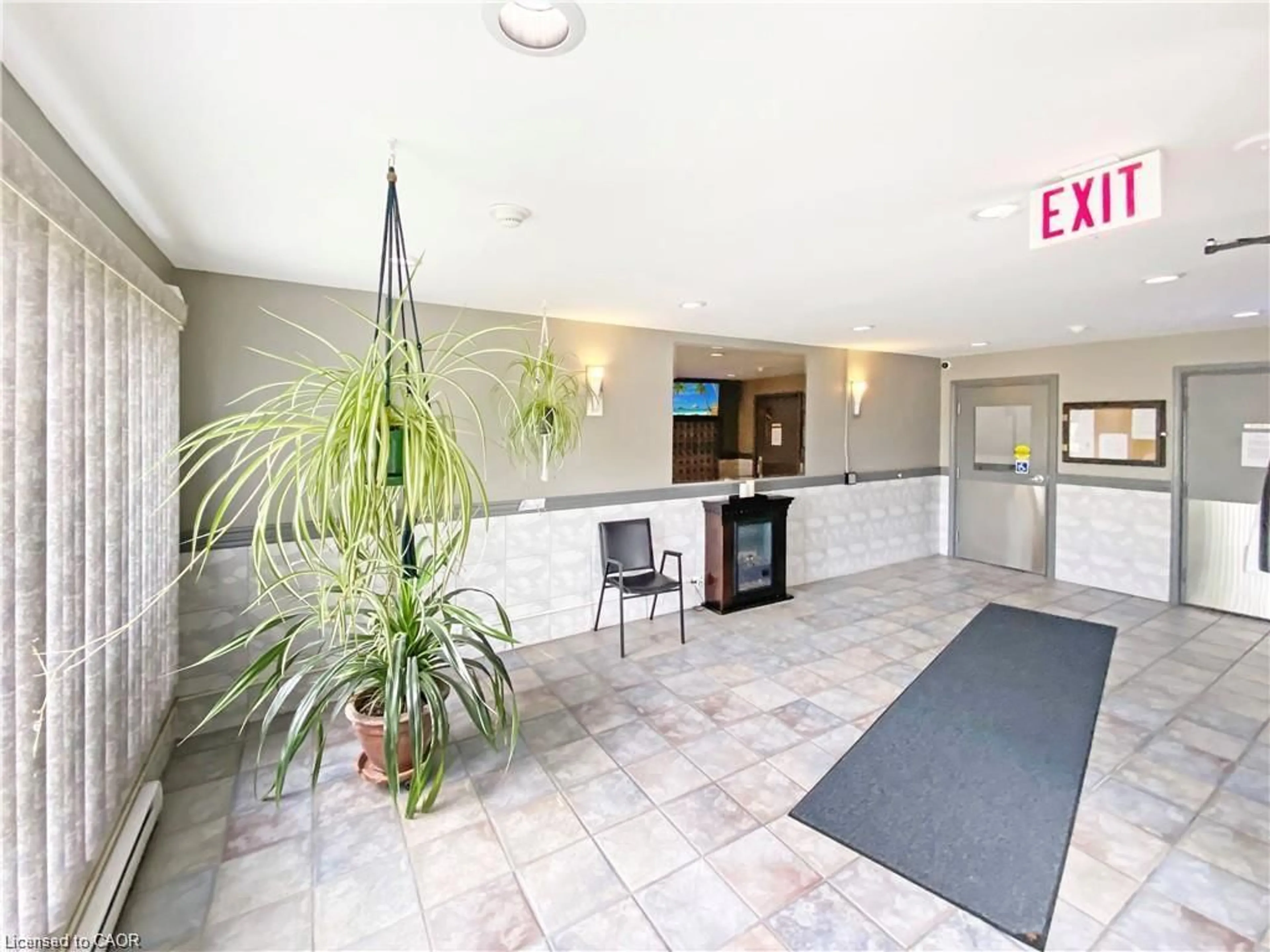 Indoor foyer for 65 Highland Cres #502, Kitchener Ontario N2M 5M8