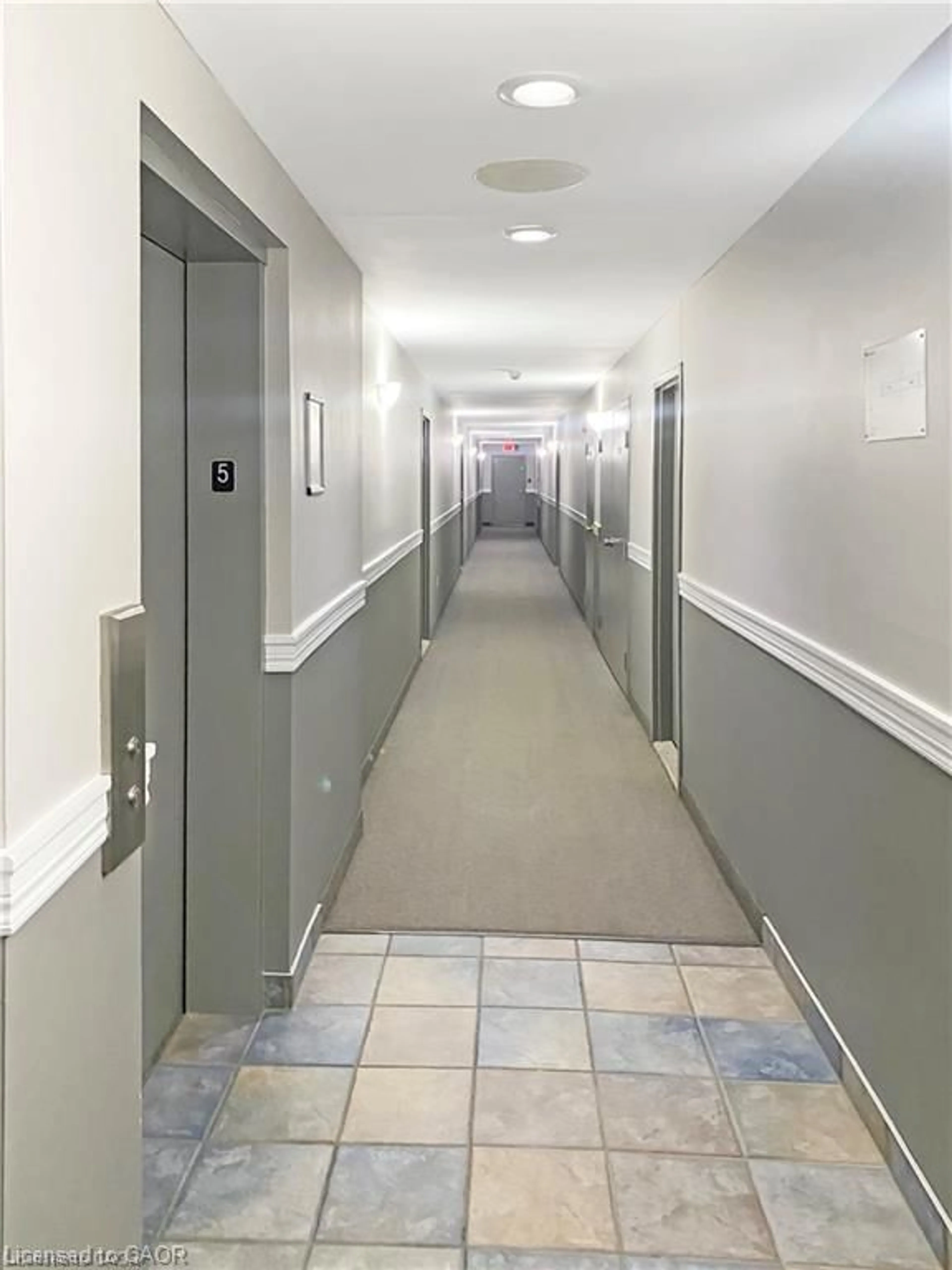 Indoor foyer for 65 Highland Cres #502, Kitchener Ontario N2M 5M8