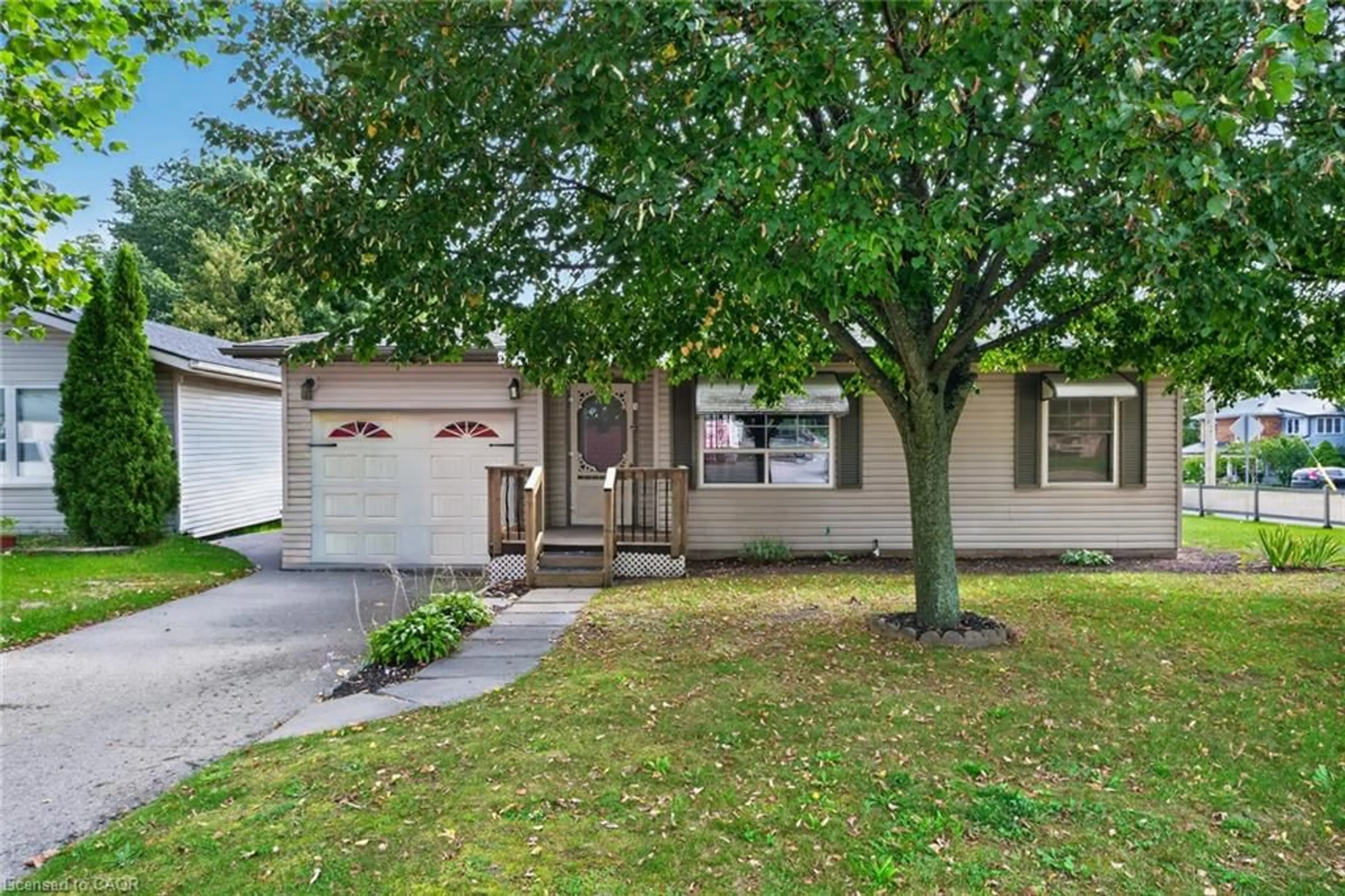 Home with vinyl exterior material, street for 1 Payne Ave, Simcoe Ontario N3Y 4C2