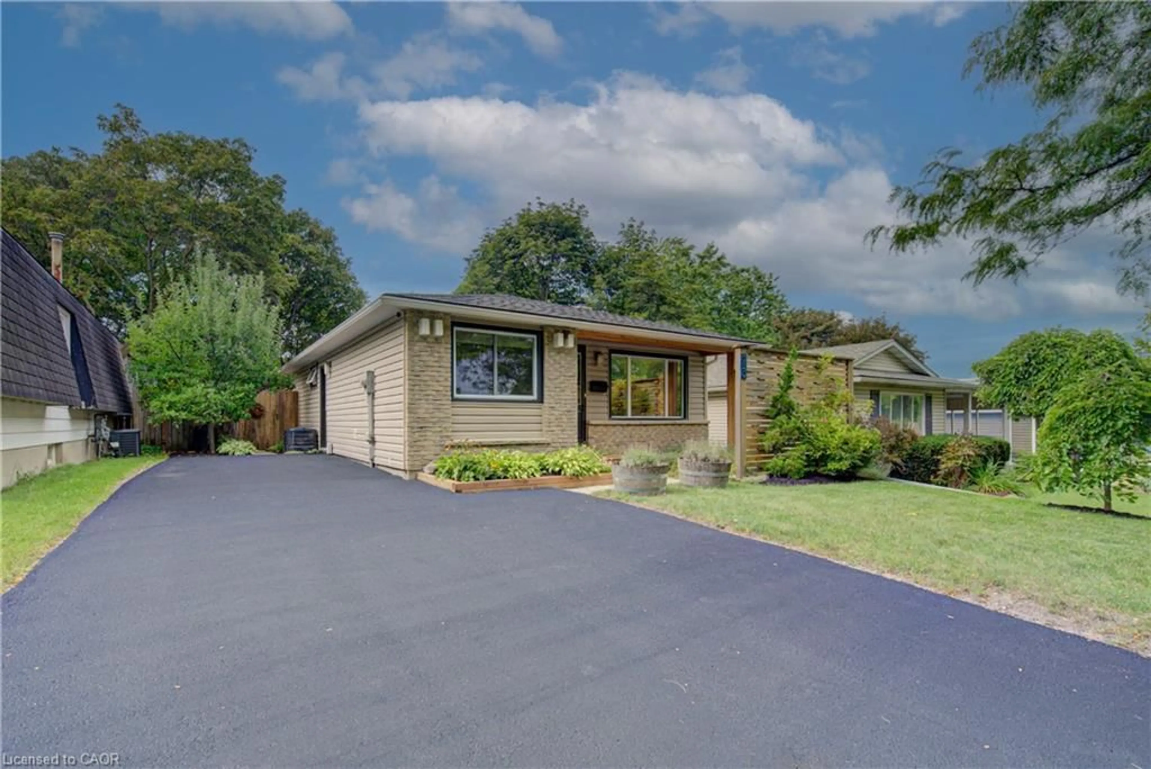 A pic from outside/outdoor area/front of a property/back of a property/a pic from drone, street for 73 Christopher Dr, Waterloo Ontario N2J 4J6
