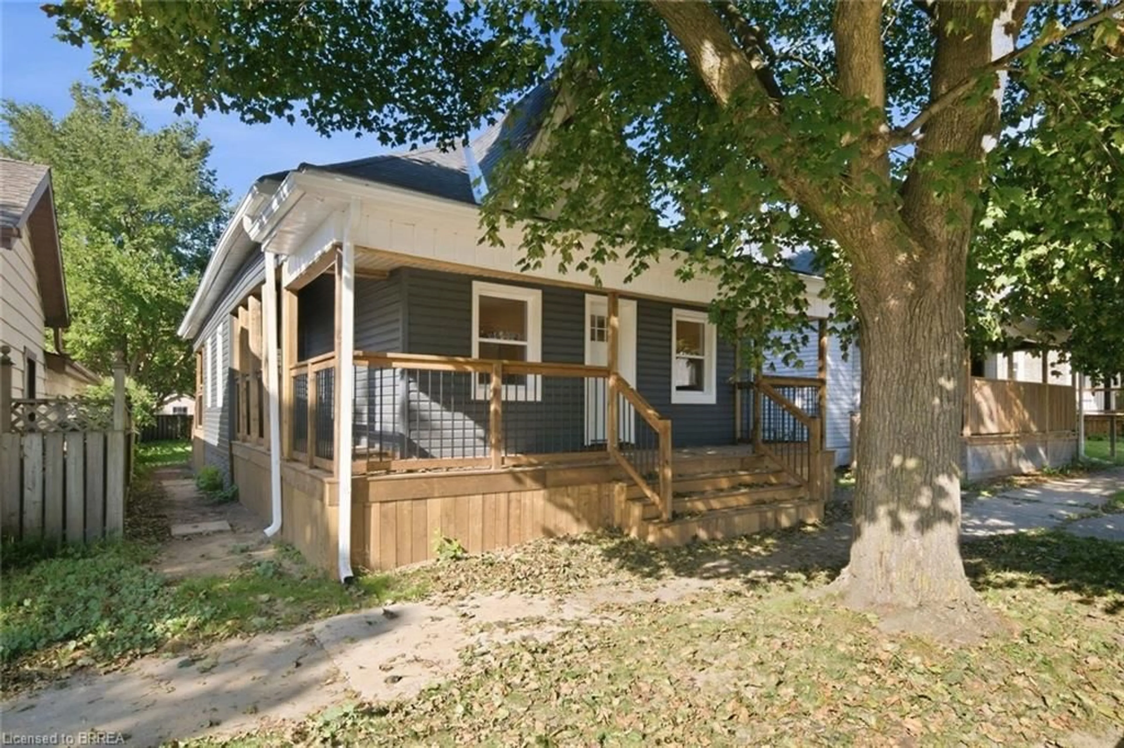 Home with vinyl exterior material, street for 140 Pearl St, Brantford Ontario N3T 3T2