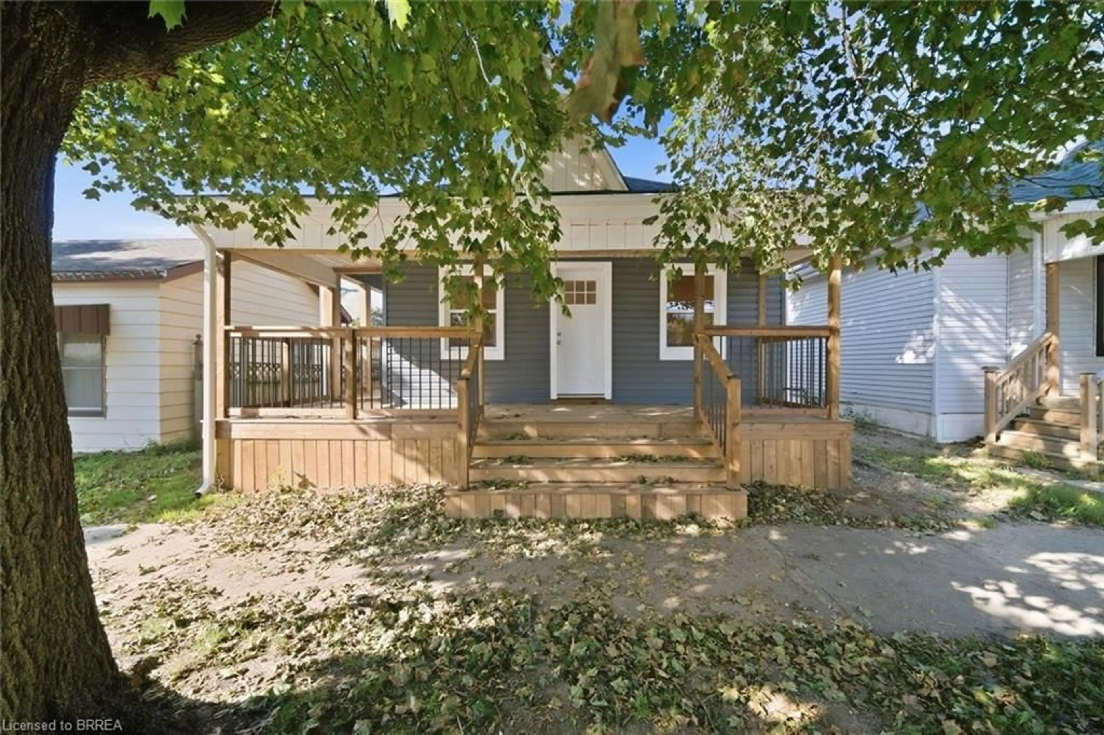 A pic from outside/outdoor area/front of a property/back of a property/a pic from drone, street for 140 Pearl St, Brantford Ontario N3T 3T2