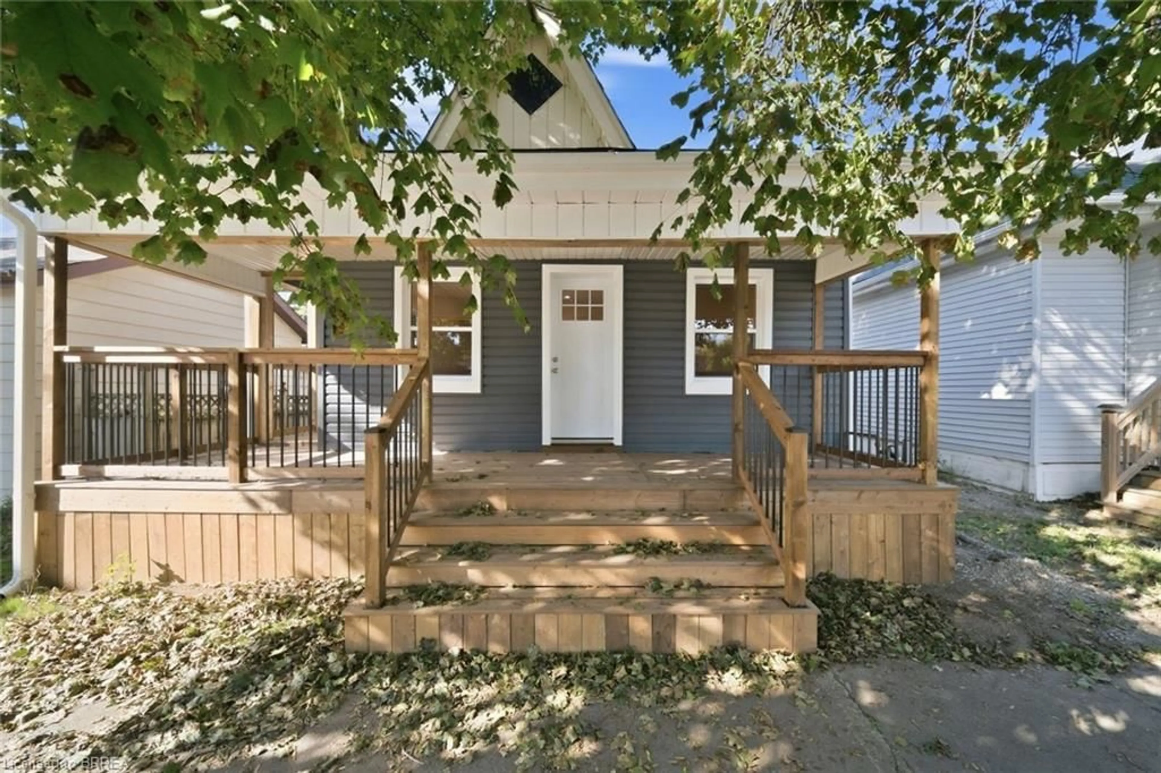 Patio, street for 140 Pearl St, Brantford Ontario N3T 3T2